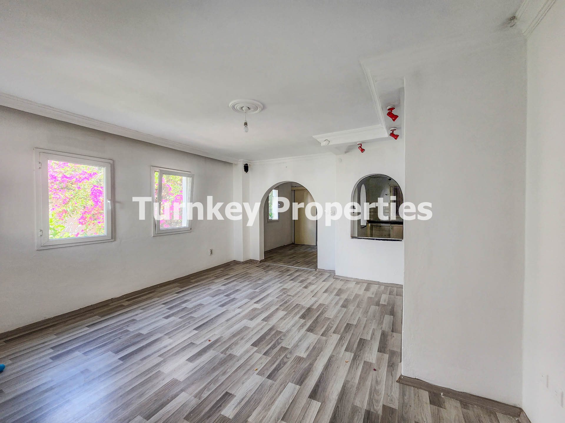 Konacık Satılık İki Daire Bahçeli Merkezi 4+2 Konumda Yatırımlık