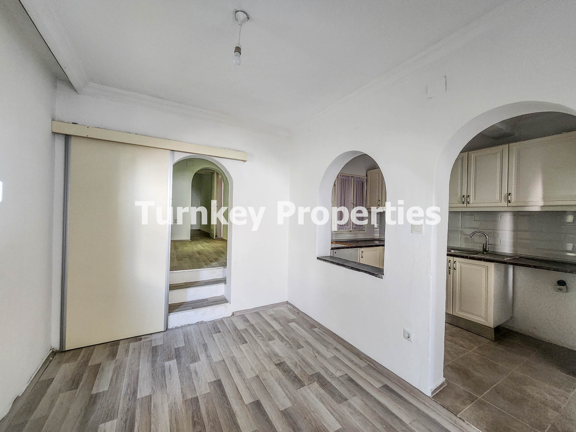 Konacık Satılık İki Daire Bahçeli Merkezi 4+2 Konumda Yatırımlık