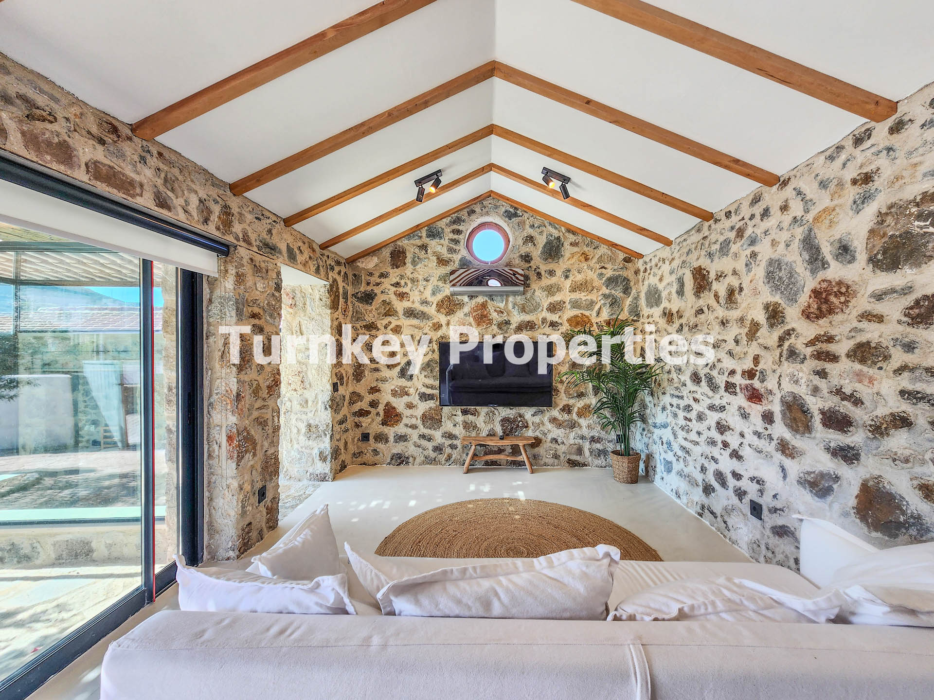 Gümüşlük Satılık Taş Ev Köy Merkezinde Avlulu Özgün Yapı Taş Ev