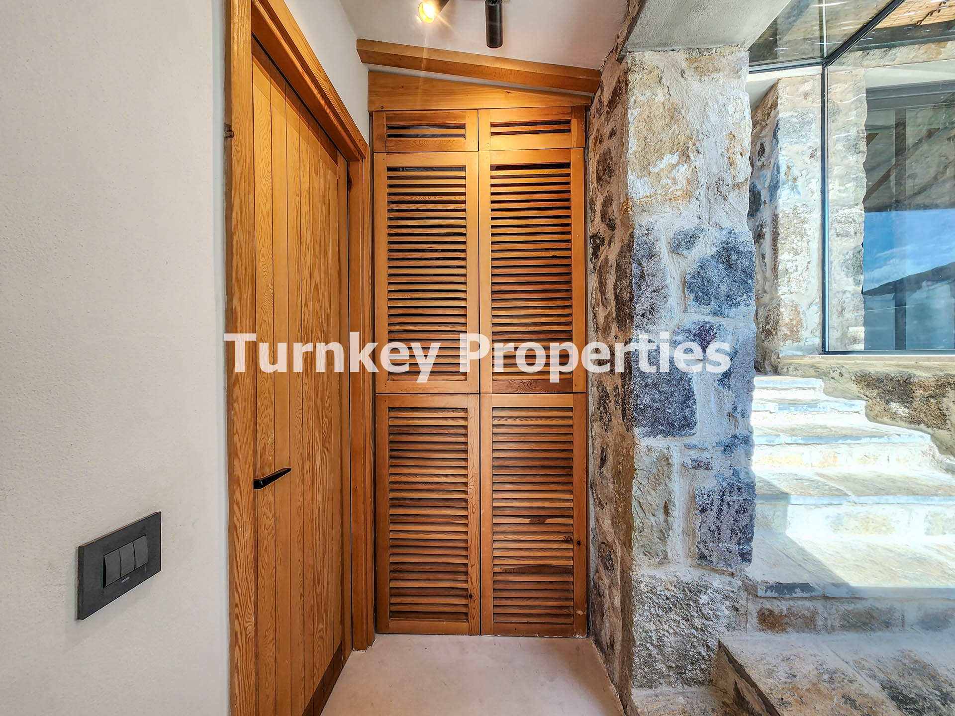 Gümüşlük Satılık Taş Ev Köy Merkezinde Avlulu Özgün Yapı Taş Ev