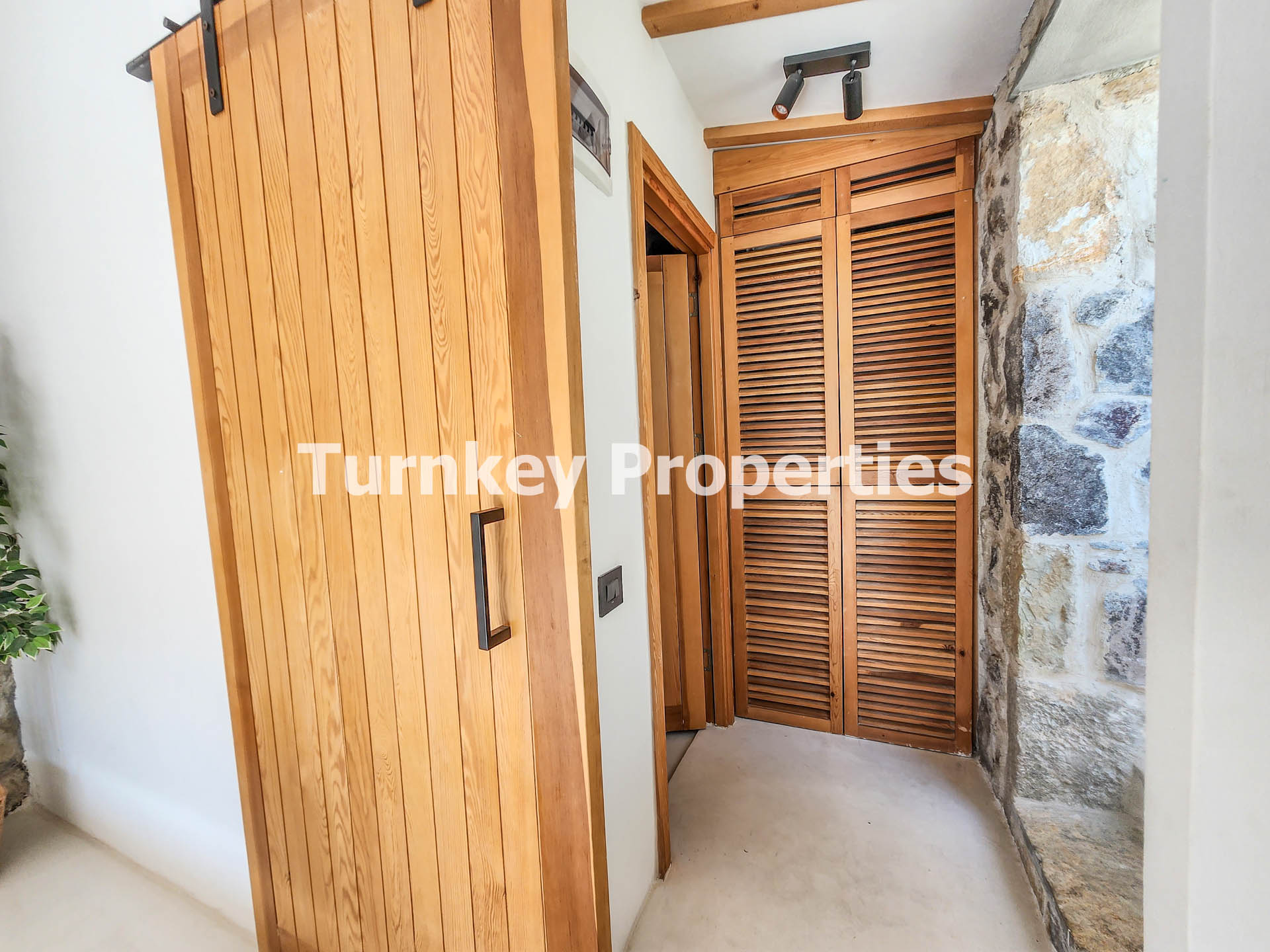 Gümüşlük Satılık Taş Ev Köy Merkezinde Avlulu Özgün Yapı Taş Ev