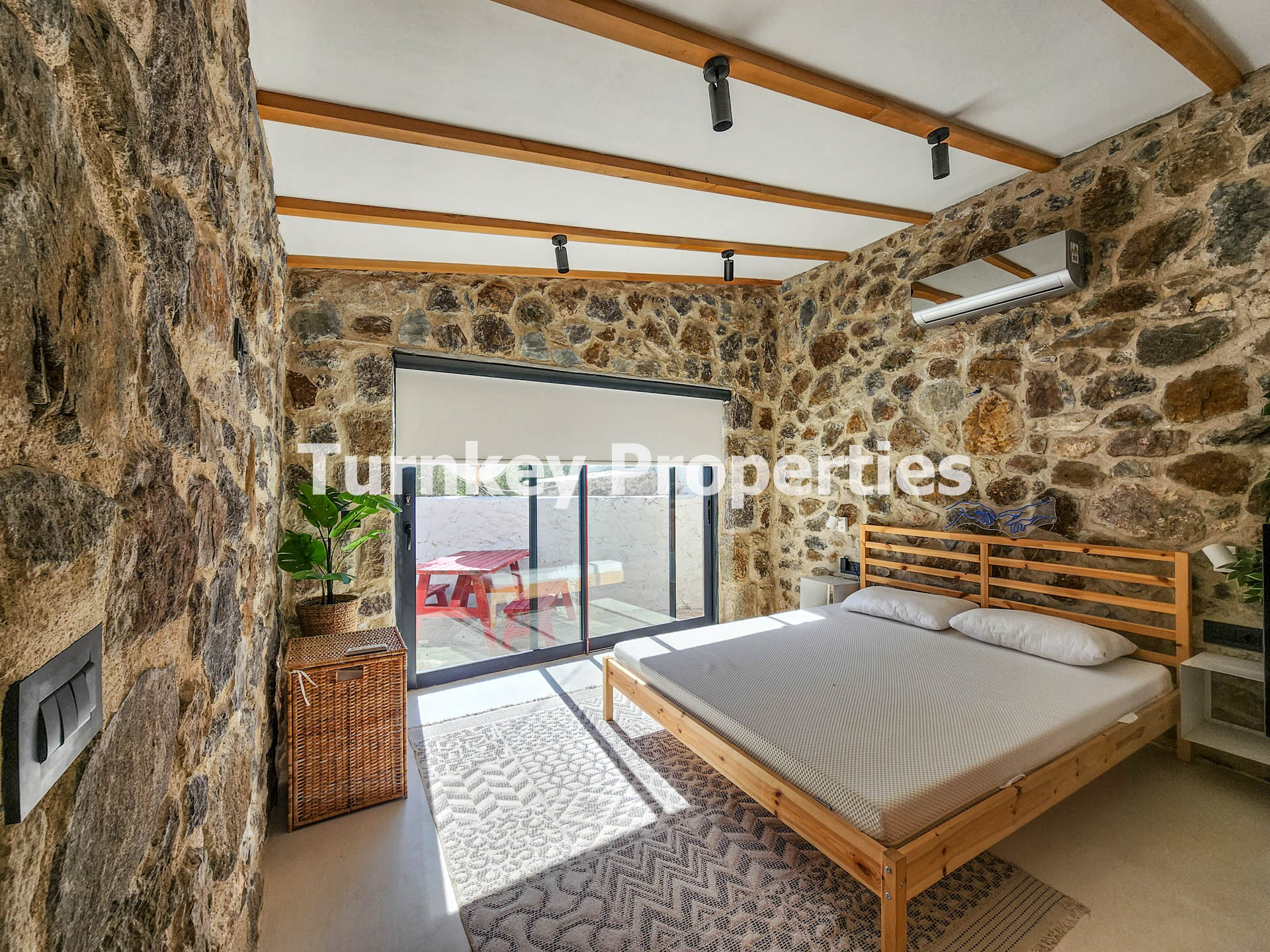 Gümüşlük Satılık Taş Ev Köy Merkezinde Avlulu Özgün Yapı Taş Ev