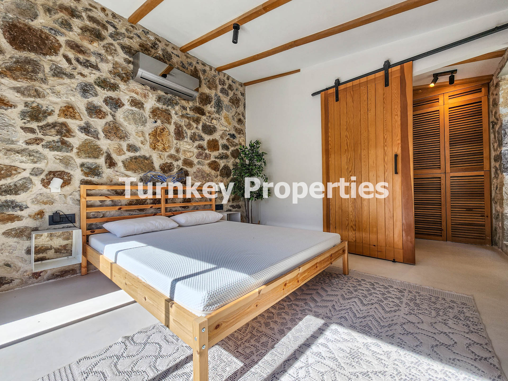 Gümüşlük Satılık Taş Ev Köy Merkezinde Avlulu Özgün Yapı Taş Ev