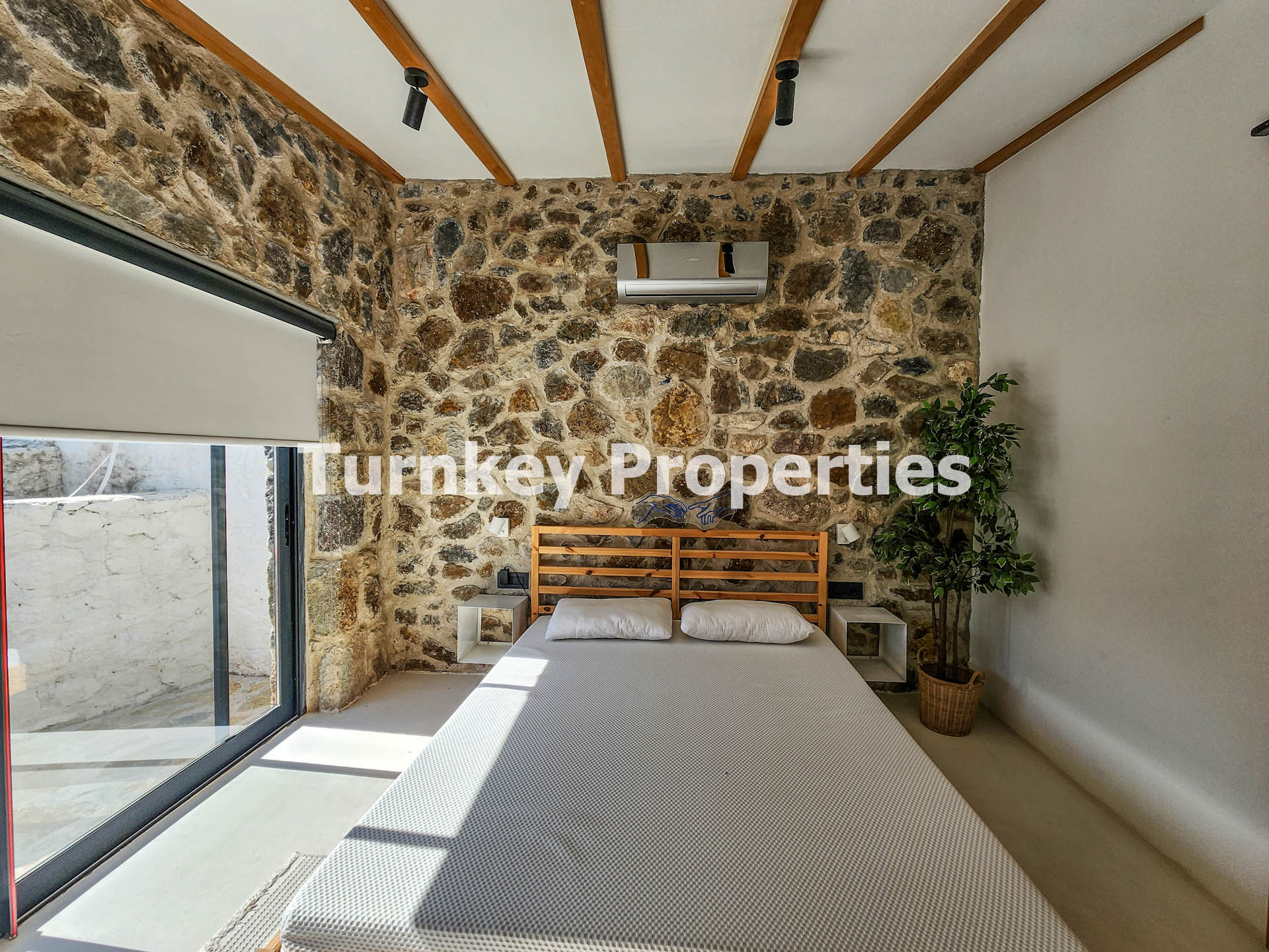 Gümüşlük Satılık Taş Ev Köy Merkezinde Avlulu Özgün Yapı Taş Ev