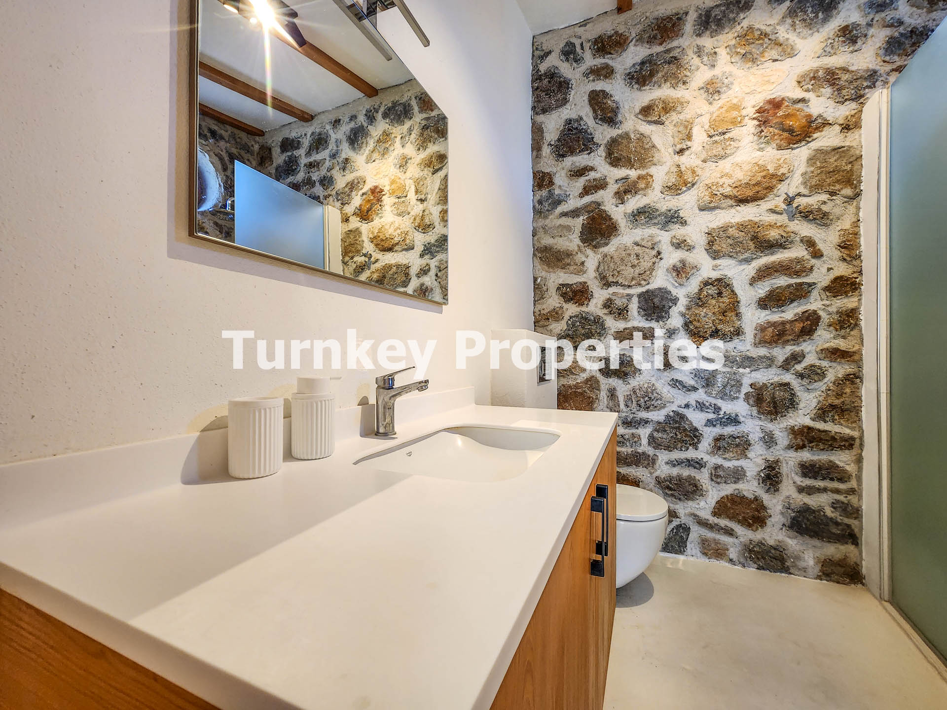 Gümüşlük Satılık Taş Ev Köy Merkezinde Avlulu Özgün Yapı Taş Ev