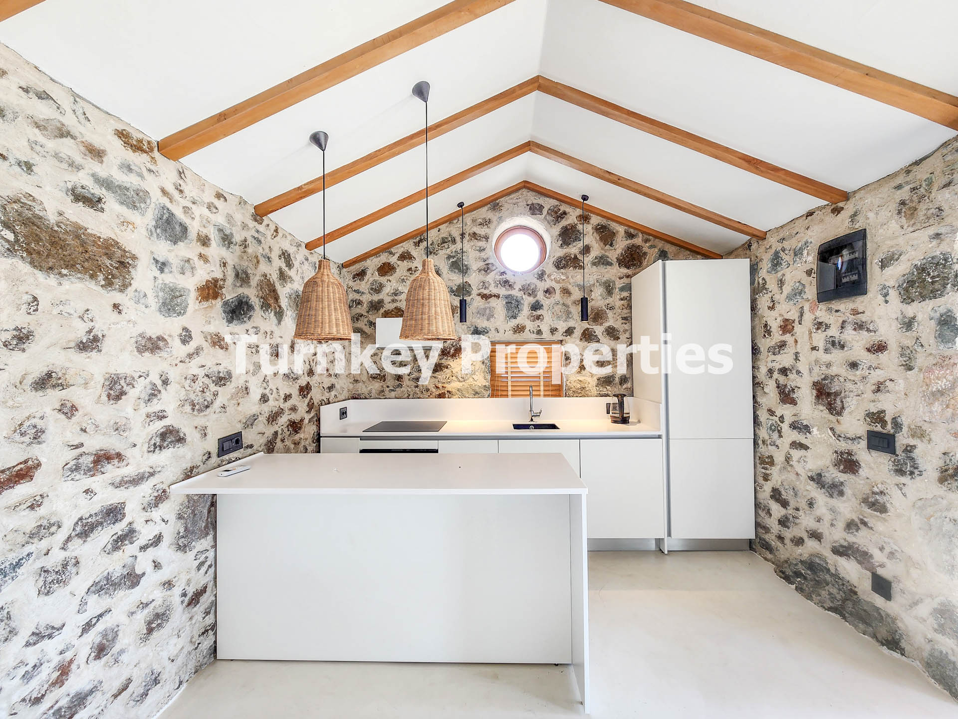 Gümüşlük Satılık Taş Ev Köy Merkezinde Avlulu Özgün Yapı Taş Ev