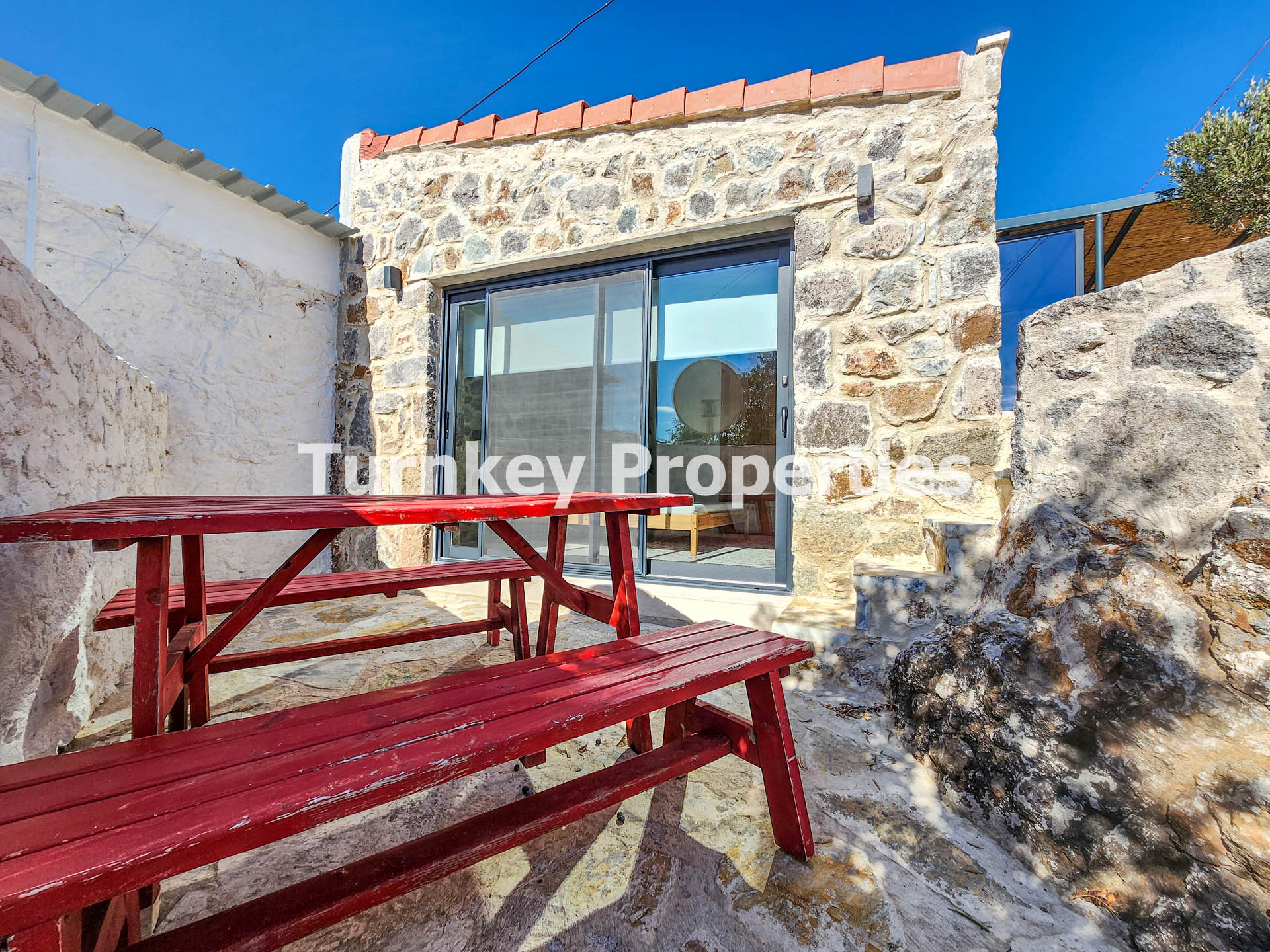 Gümüşlük Satılık Taş Ev Köy Merkezinde Avlulu Özgün Yapı Taş Ev