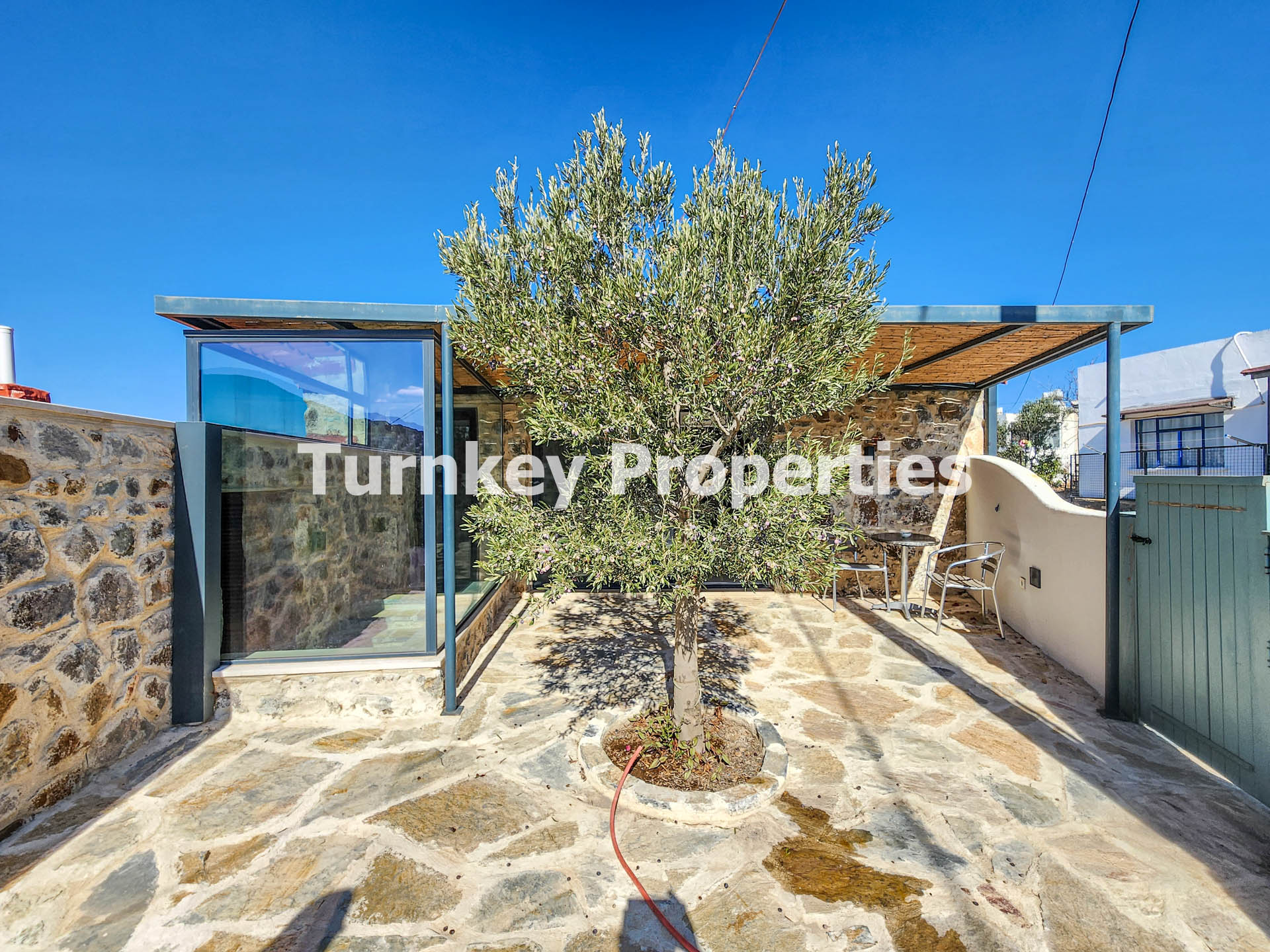 Gümüşlük Satılık Taş Ev Köy Merkezinde Avlulu Özgün Yapı Taş Ev