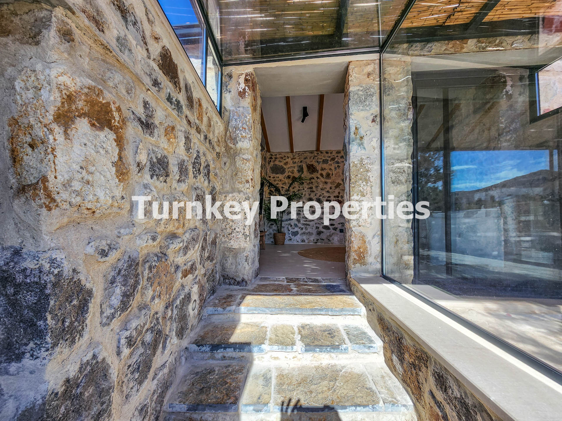 Gümüşlük Satılık Taş Ev Köy Merkezinde Avlulu Özgün Yapı Taş Ev