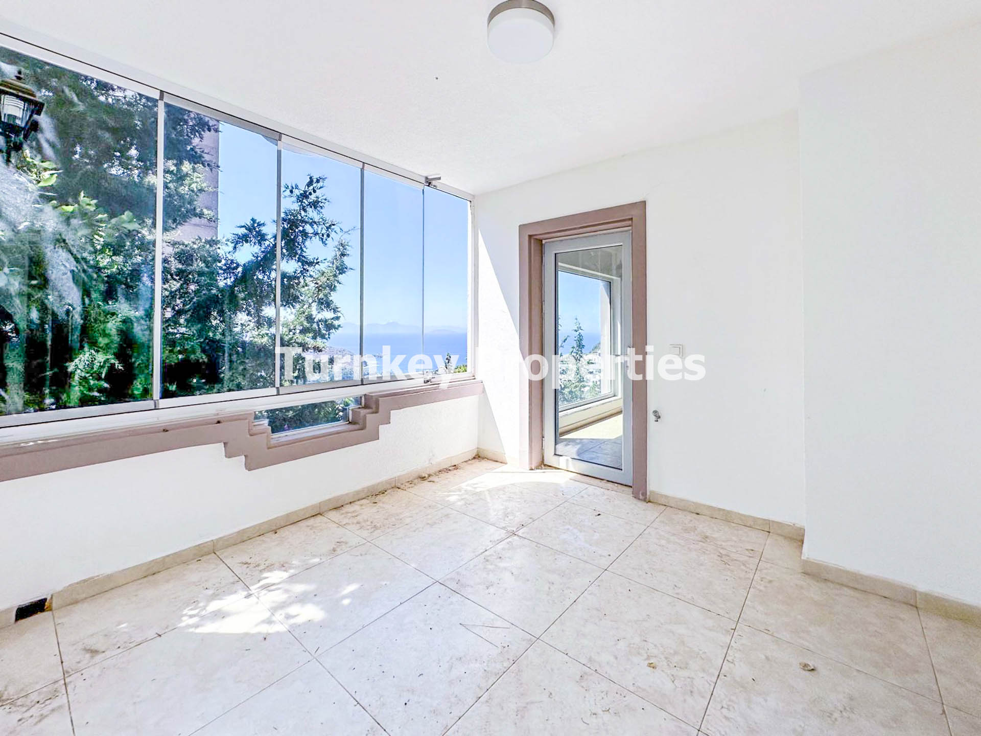 Gümüşlük Satılık Villa Deniz Manzaralı Tripleks Özel Bahçeli Site