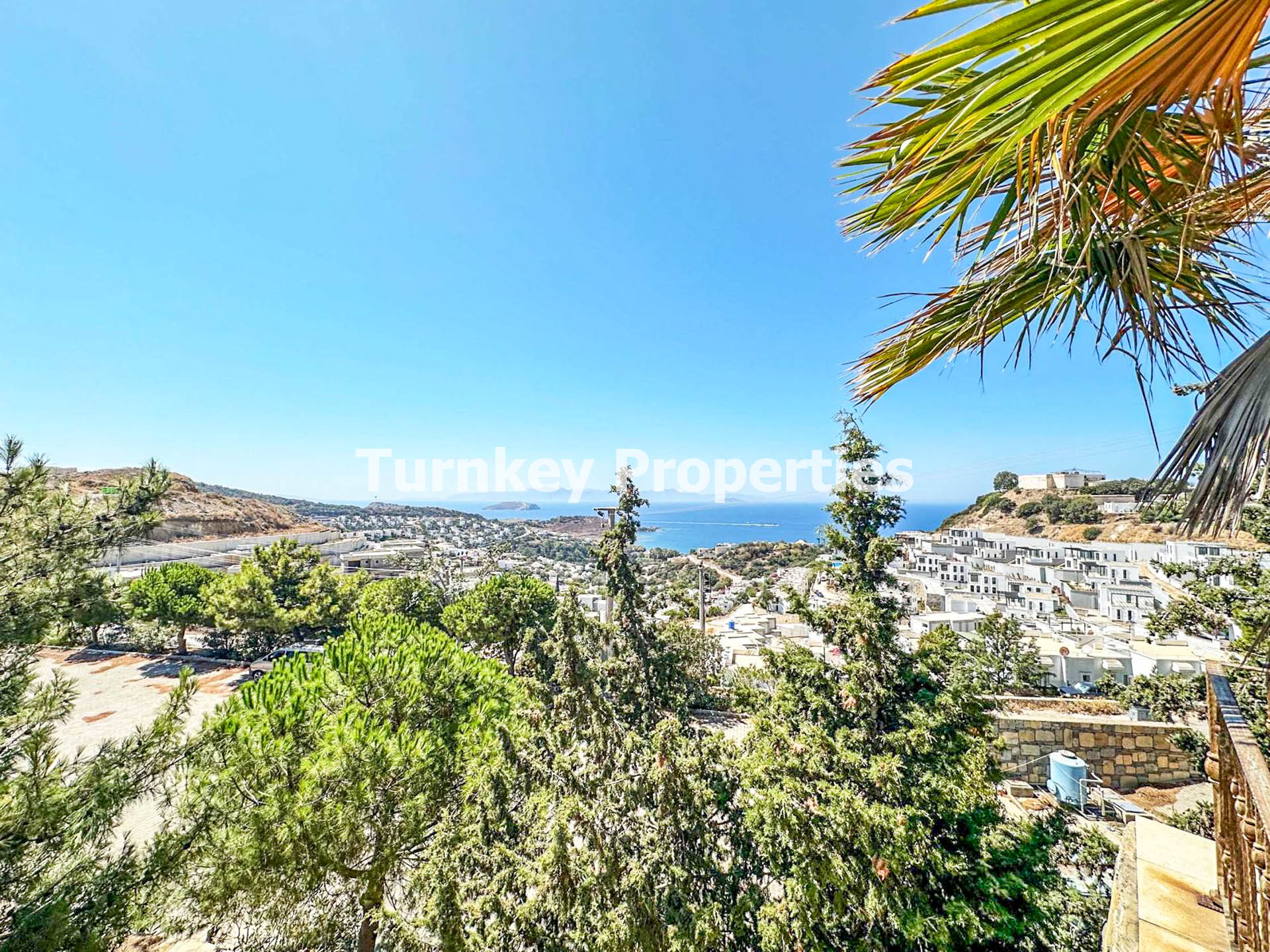 Gümüşlük Satılık Villa Deniz Manzaralı Tripleks Özel Bahçeli Site