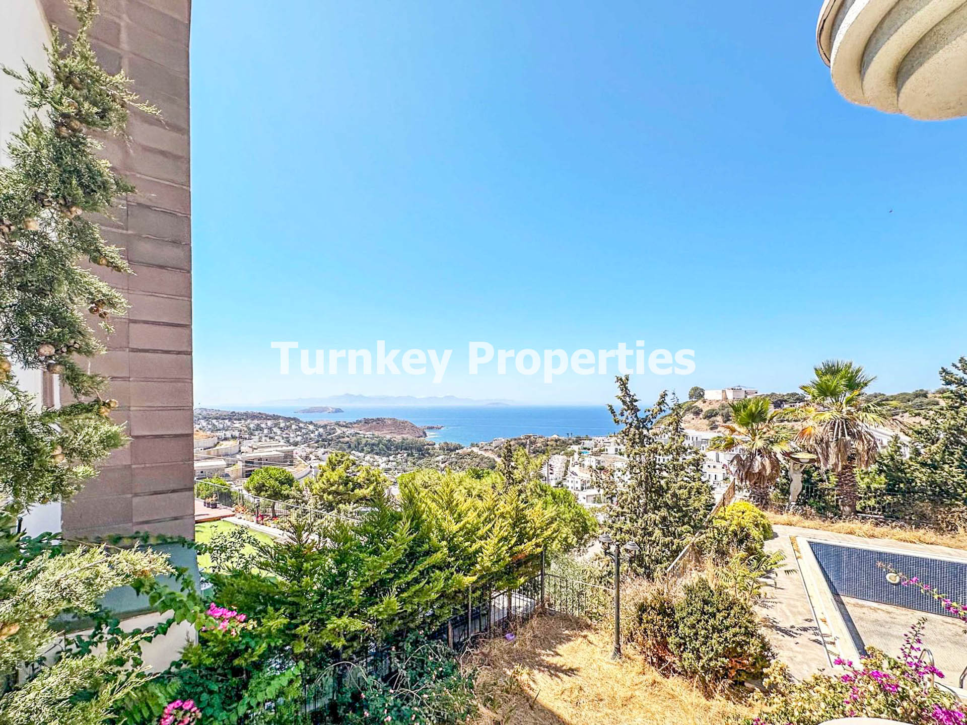 Gümüşlük Satılık Villa Deniz Manzaralı Tripleks Özel Bahçeli Site