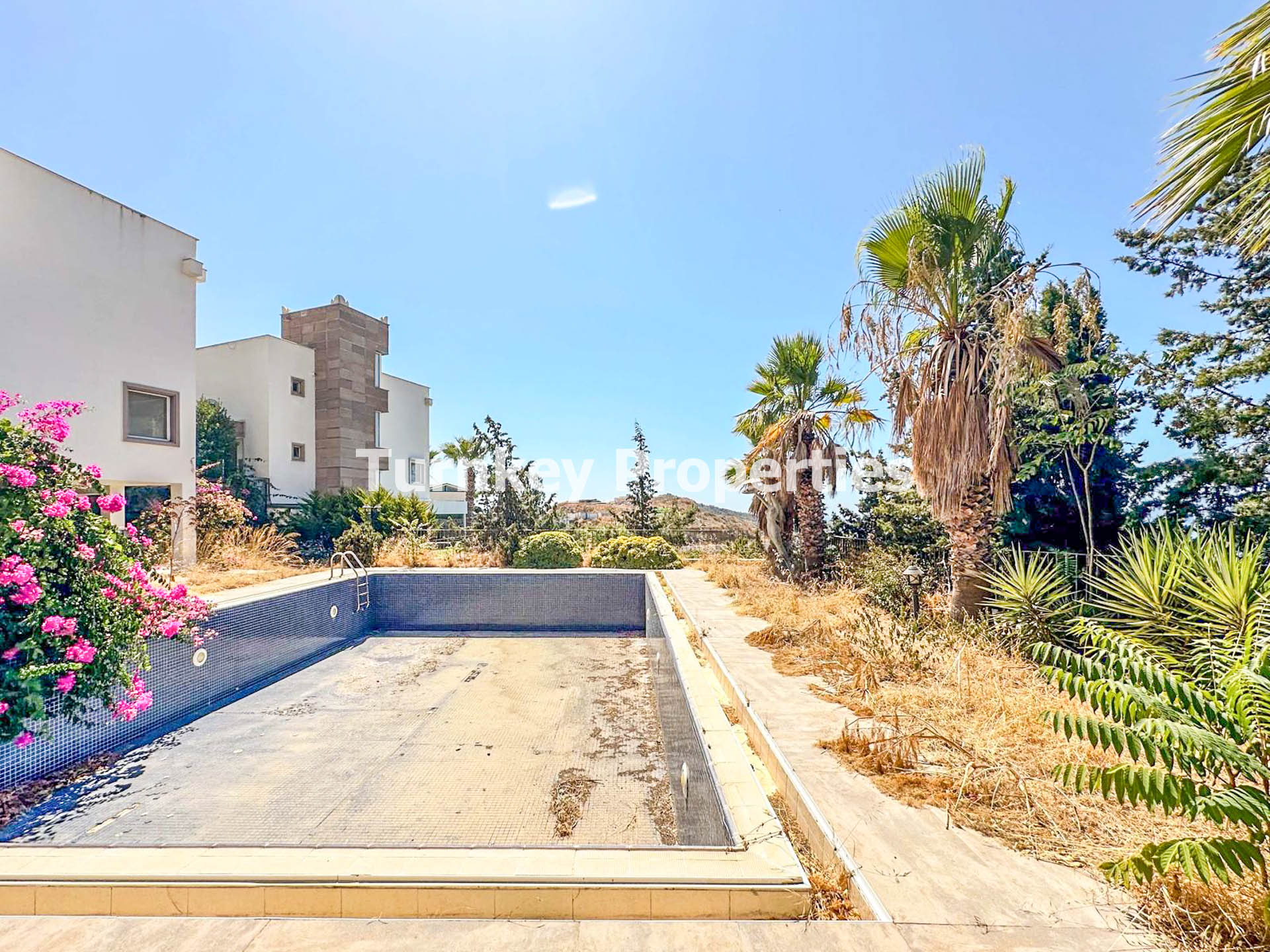 Gümüşlük Satılık Villa Deniz Manzaralı Tripleks Özel Bahçeli Site