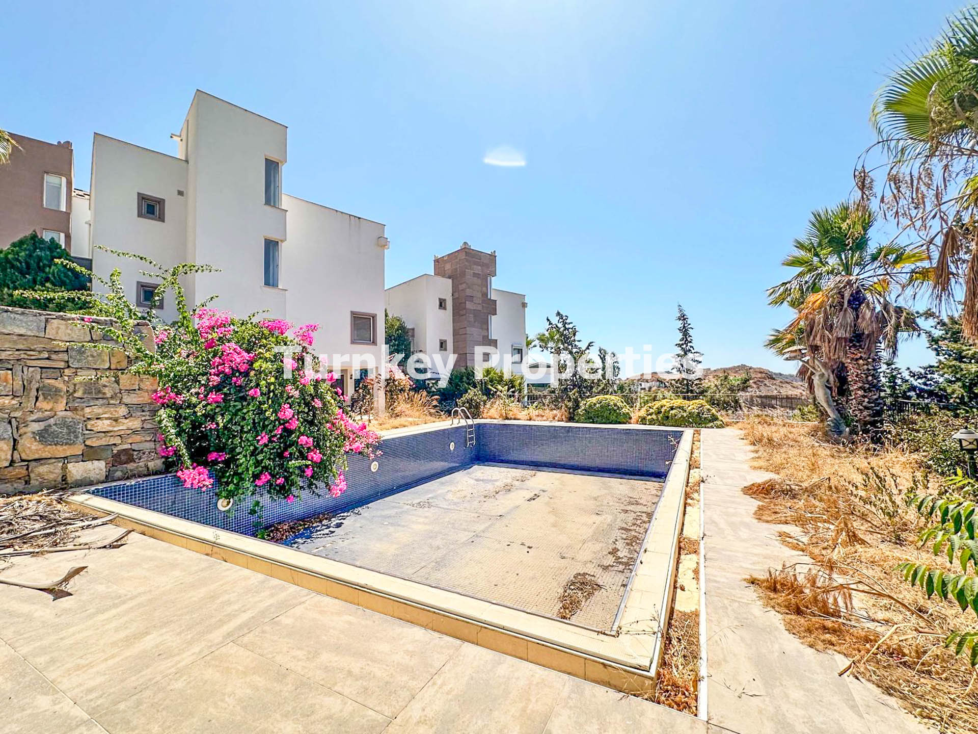 Gümüşlük Satılık Villa Deniz Manzaralı Tripleks Özel Bahçeli Site