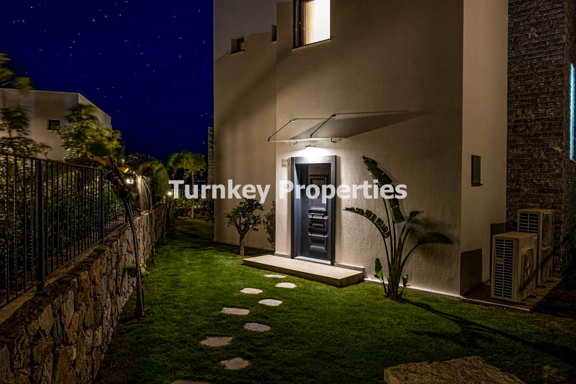 Gümüşlük Satılık Villa Deniz Manzaralı Özel Havuzlu Sahile Yakın