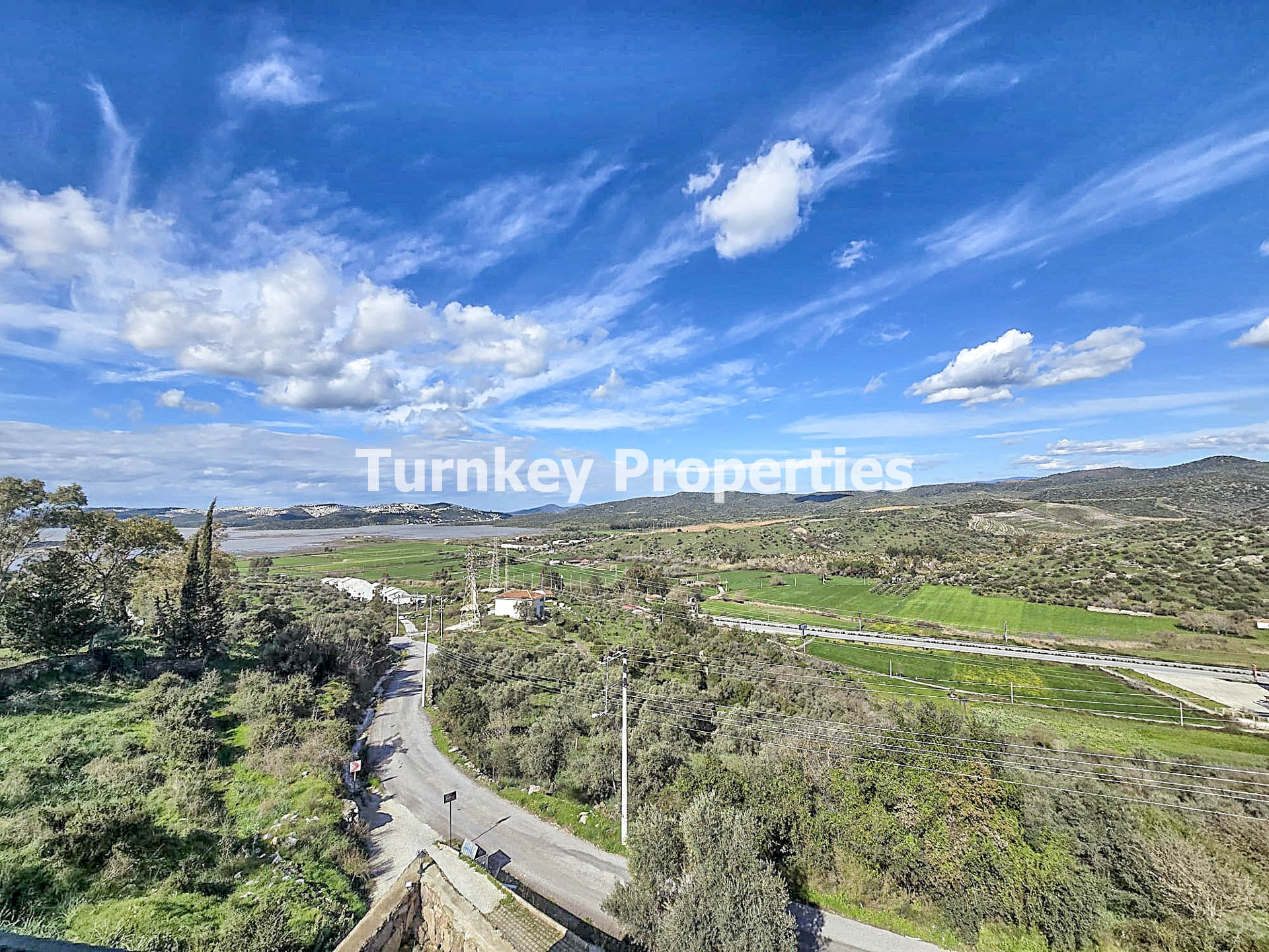 Dörttepe Sığırtmaç Satılık 2+1 Daire Göl Manzaralı Üst Katlı Ev