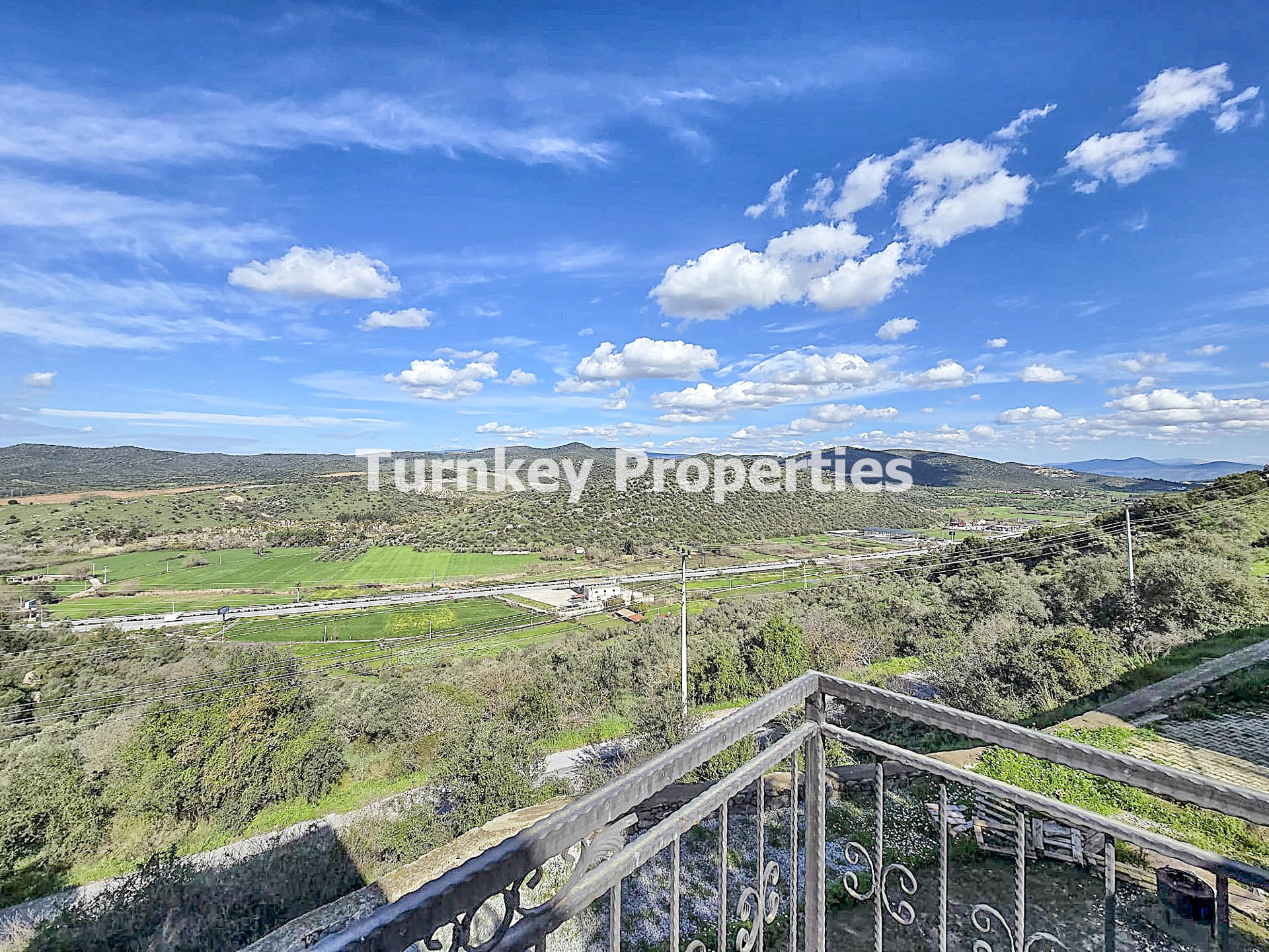 Dörttepe Sığırtmaç Satılık 2+1 Daire Göl Manzaralı Üst Katlı Ev