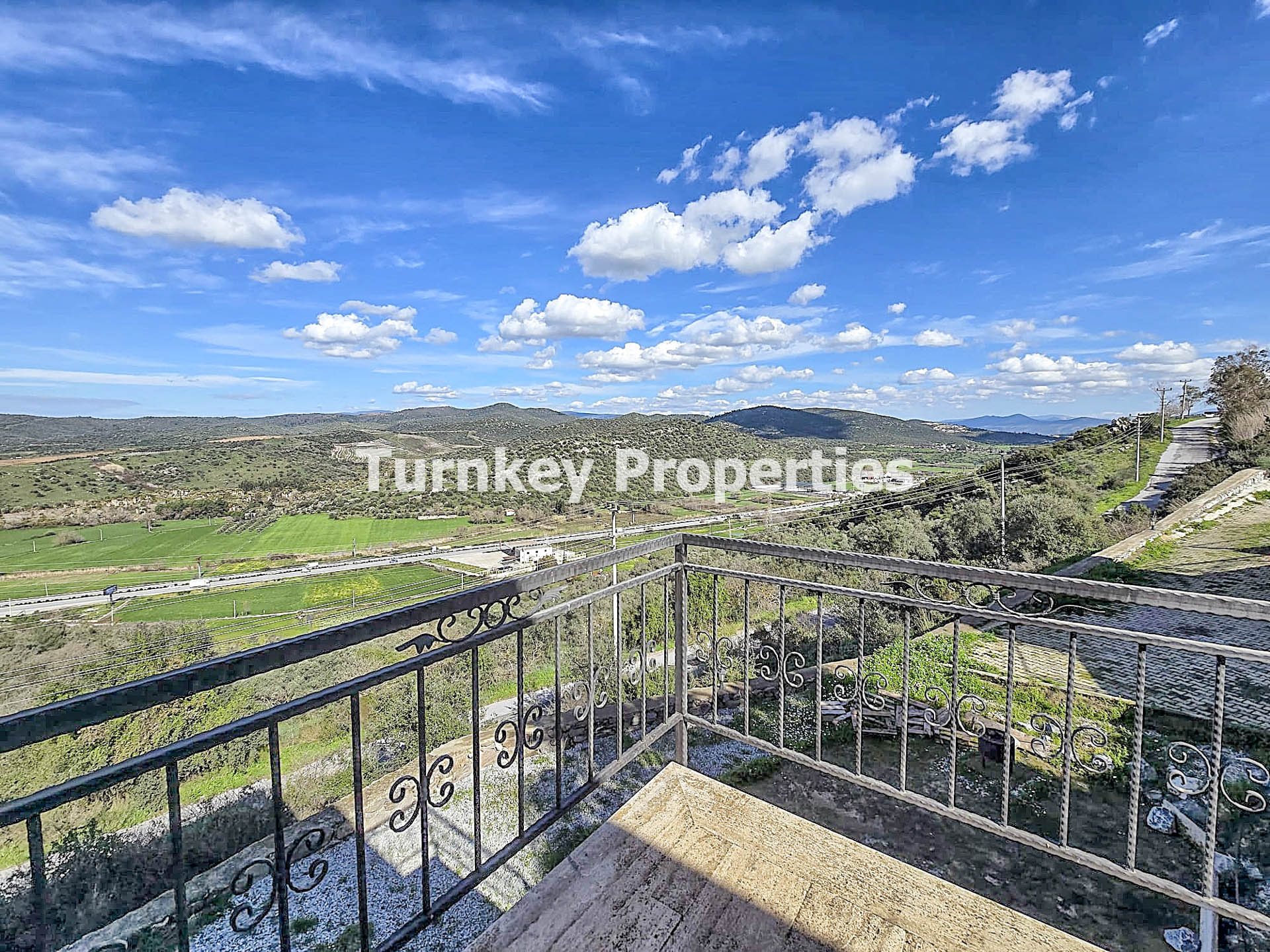 Dörttepe Sığırtmaç Satılık 2+1 Daire Göl Manzaralı Üst Katlı Ev