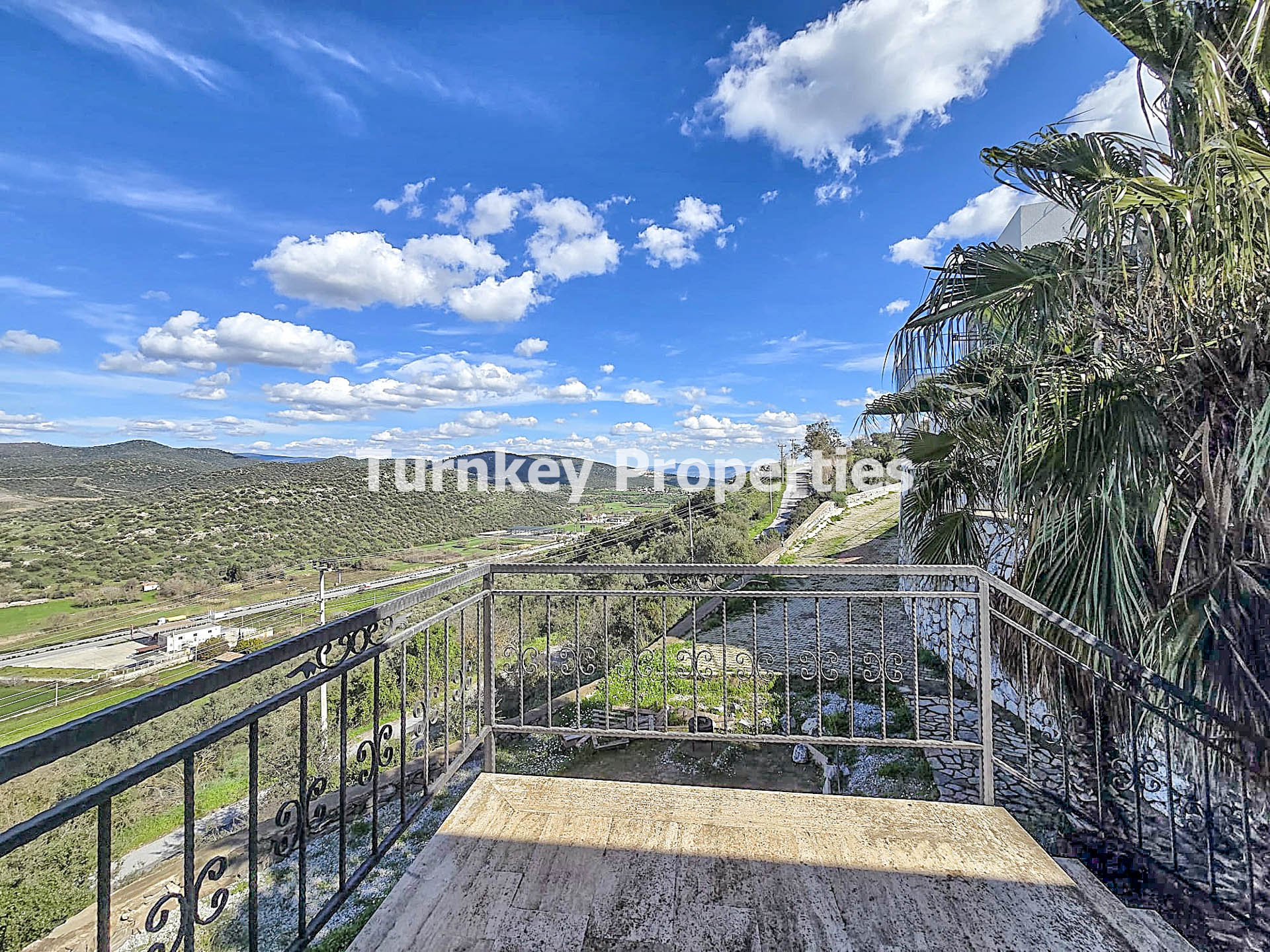 Dörttepe Sığırtmaç Satılık 2+1 Daire Göl Manzaralı Üst Katlı Ev