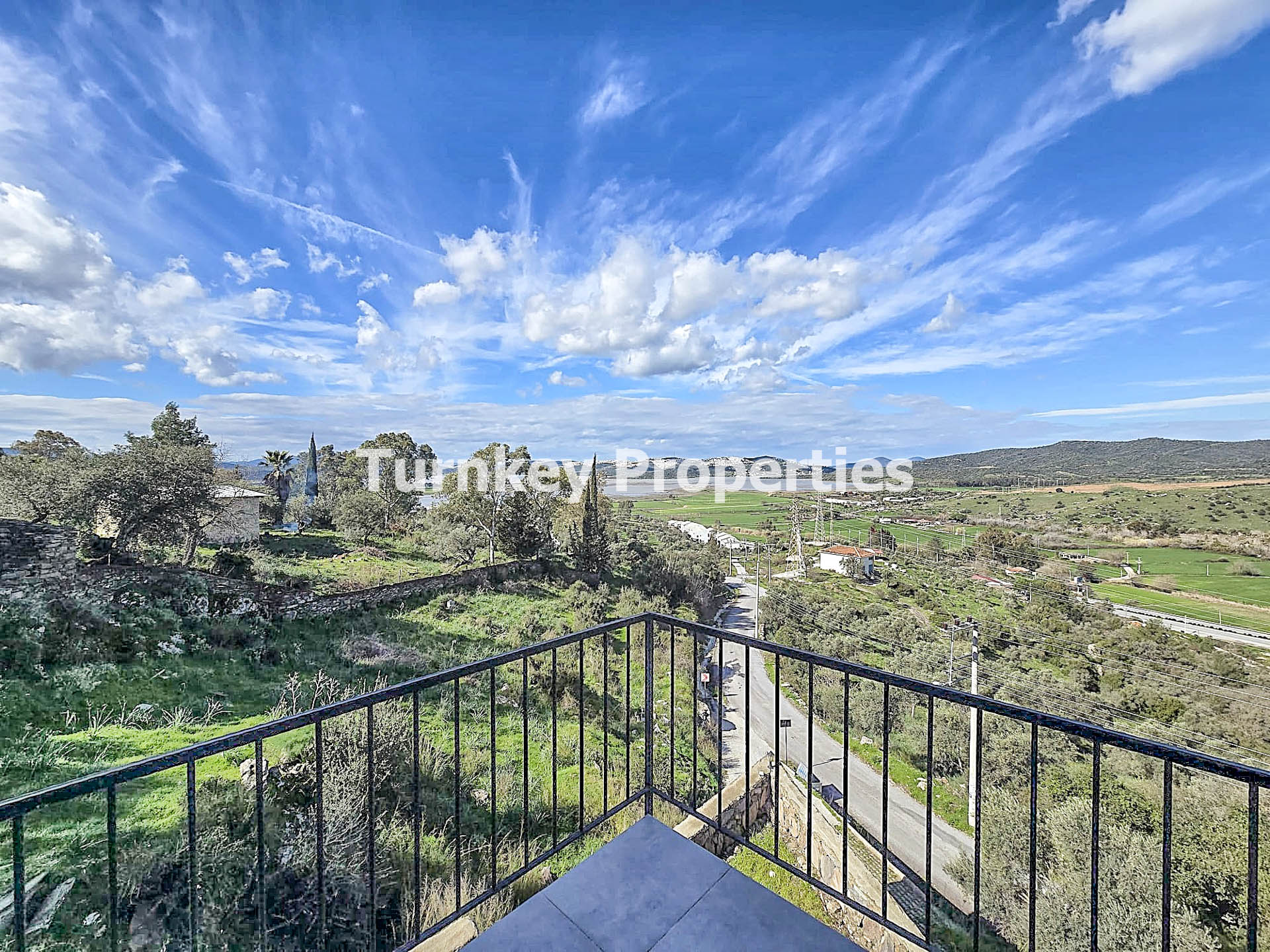 Dörttepe Sığırtmaç Satılık 2+1 Daire Göl Manzaralı Üst Katlı Ev