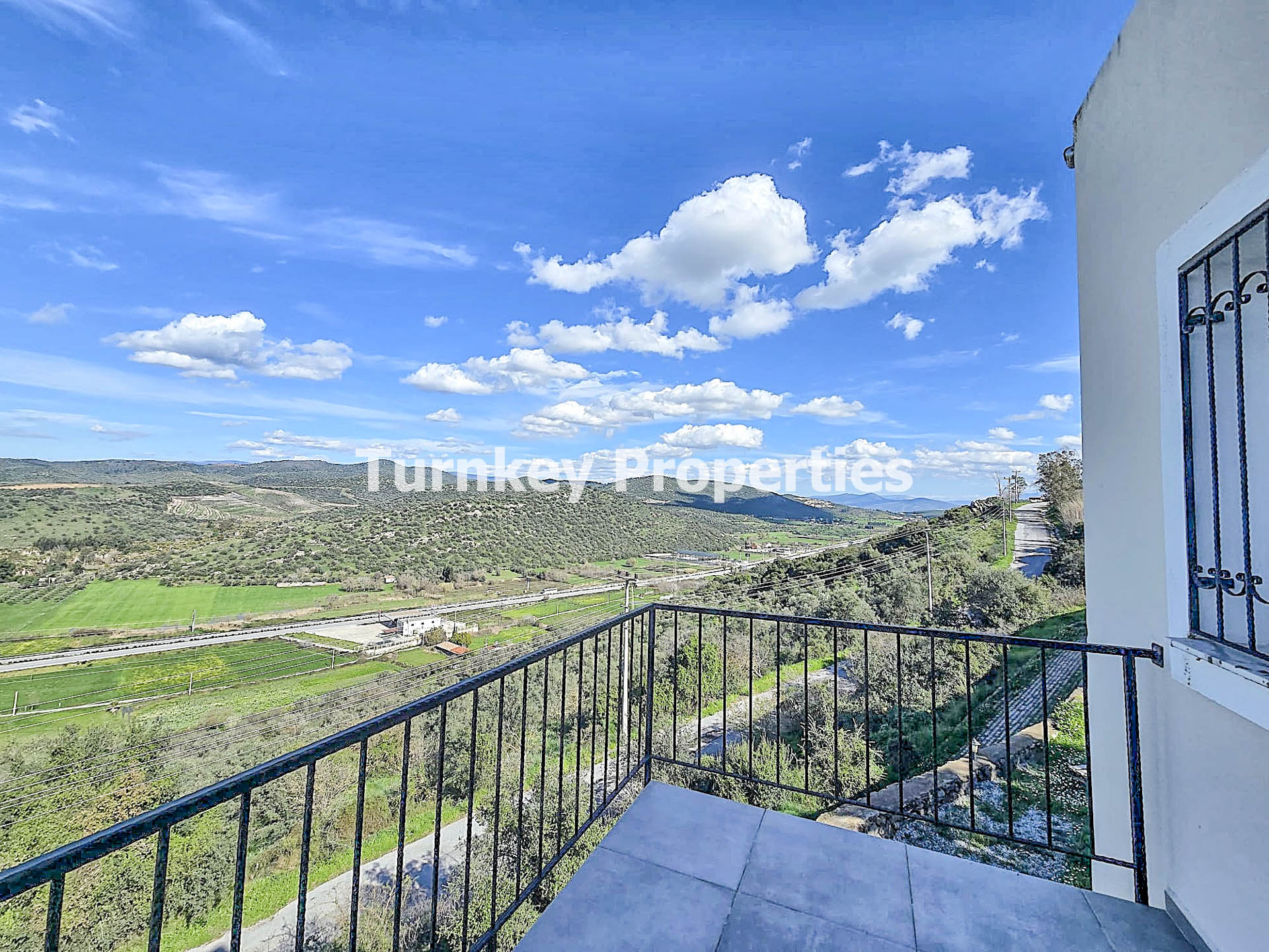 Dörttepe Sığırtmaç Satılık 2+1 Daire Göl Manzaralı Üst Katlı Ev