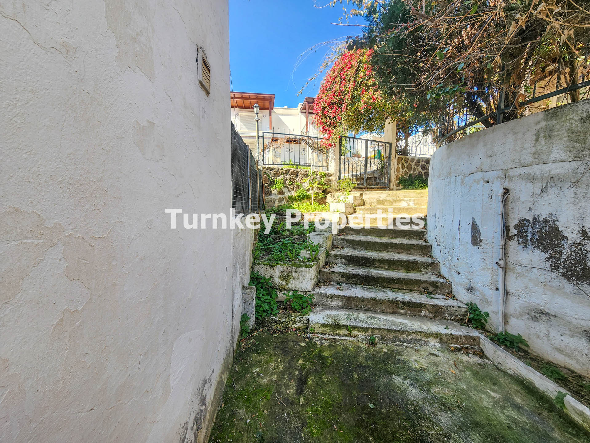 Akyarlar Karaincir satılık villa Denize 300 Metre Müstakil 2+1 Ev