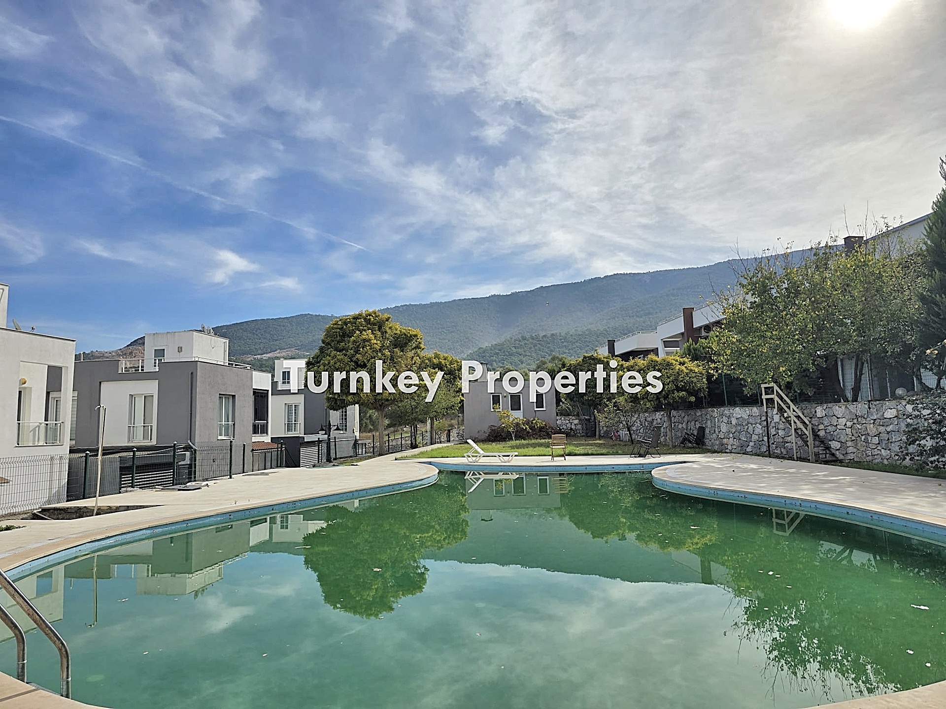 Menteş Satılık Villa Site İçinde Doğa Manzaralı Geniş Bahçeli