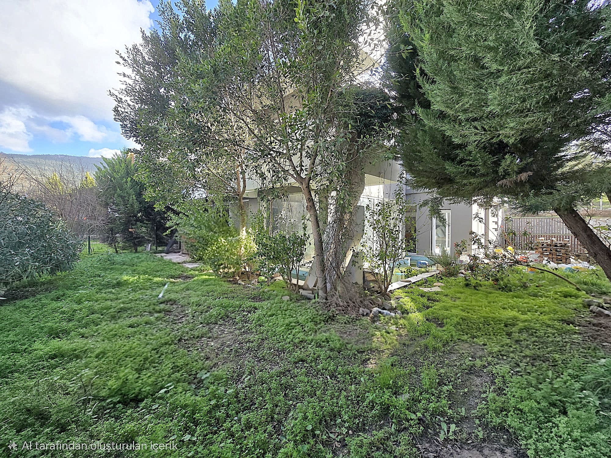 Menteş Satılık Villa Site İçinde Doğa Manzaralı Geniş Bahçeli