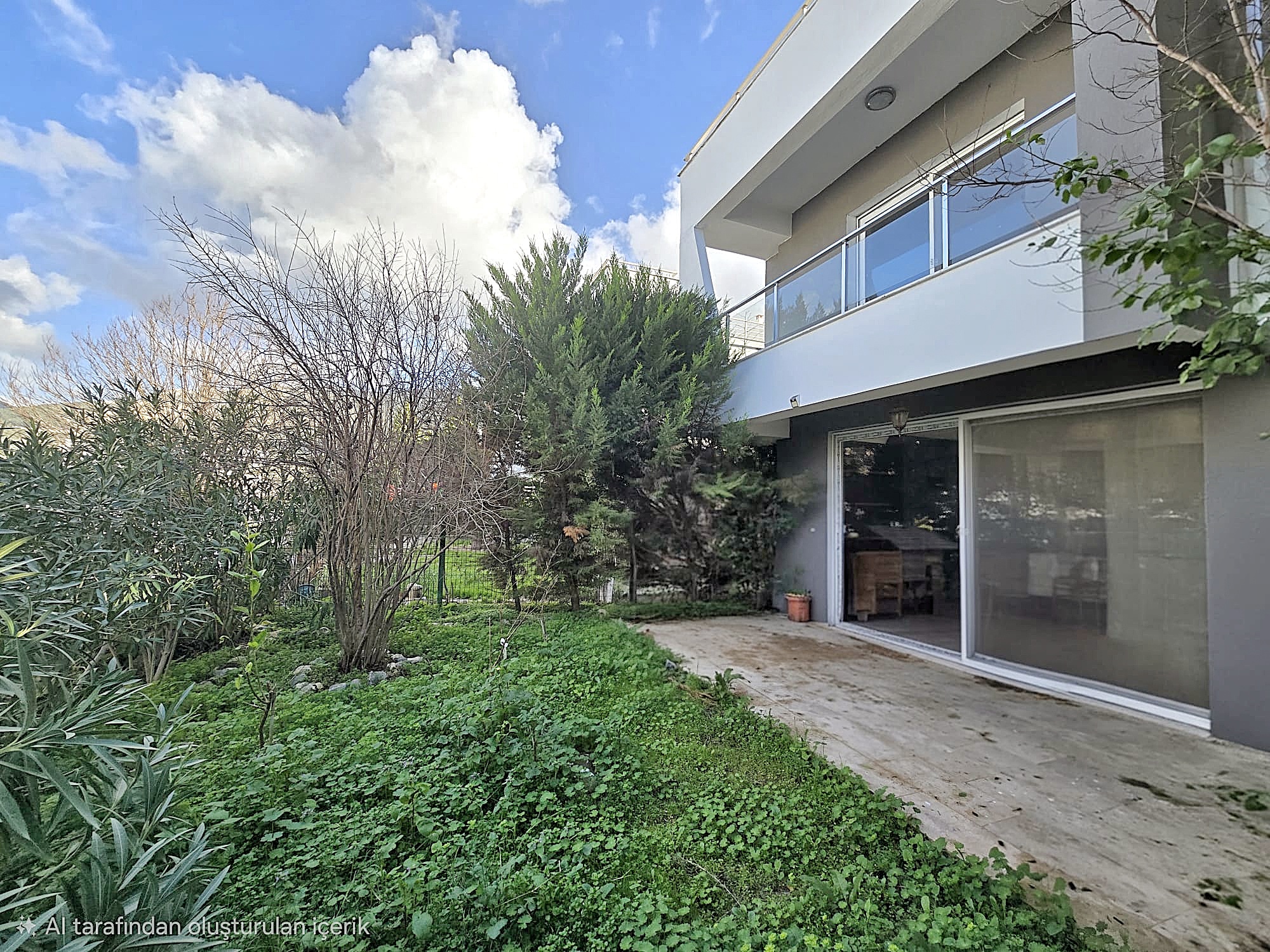 Menteş Satılık Villa Site İçinde Doğa Manzaralı Geniş Bahçeli