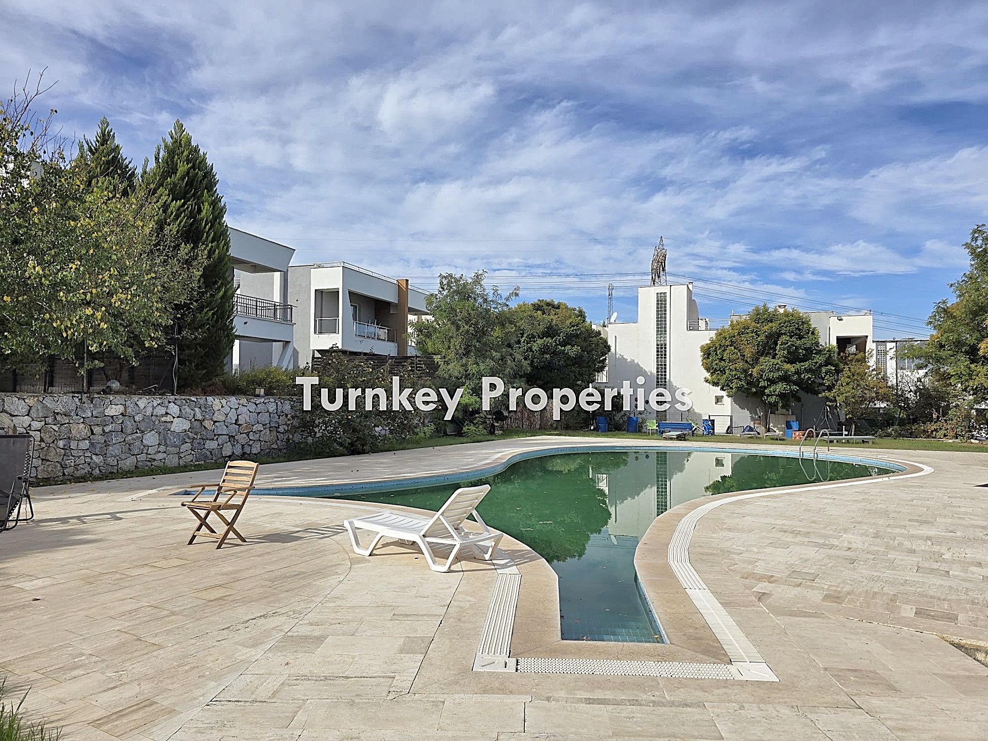 Menteş Satılık Villa Site İçinde Doğa Manzaralı Geniş Bahçeli