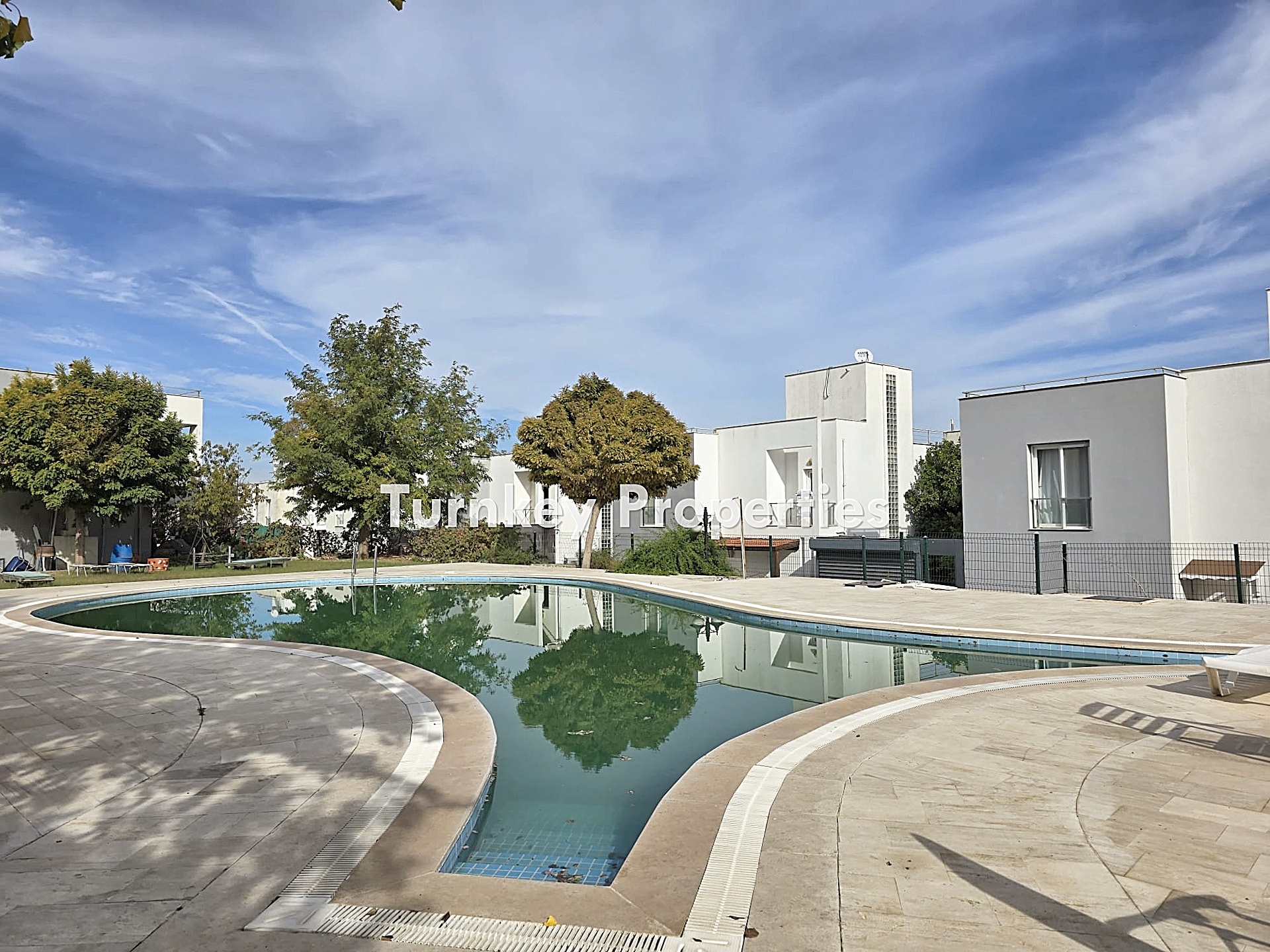 Menteş Satılık Villa Site İçinde Doğa Manzaralı Geniş Bahçeli