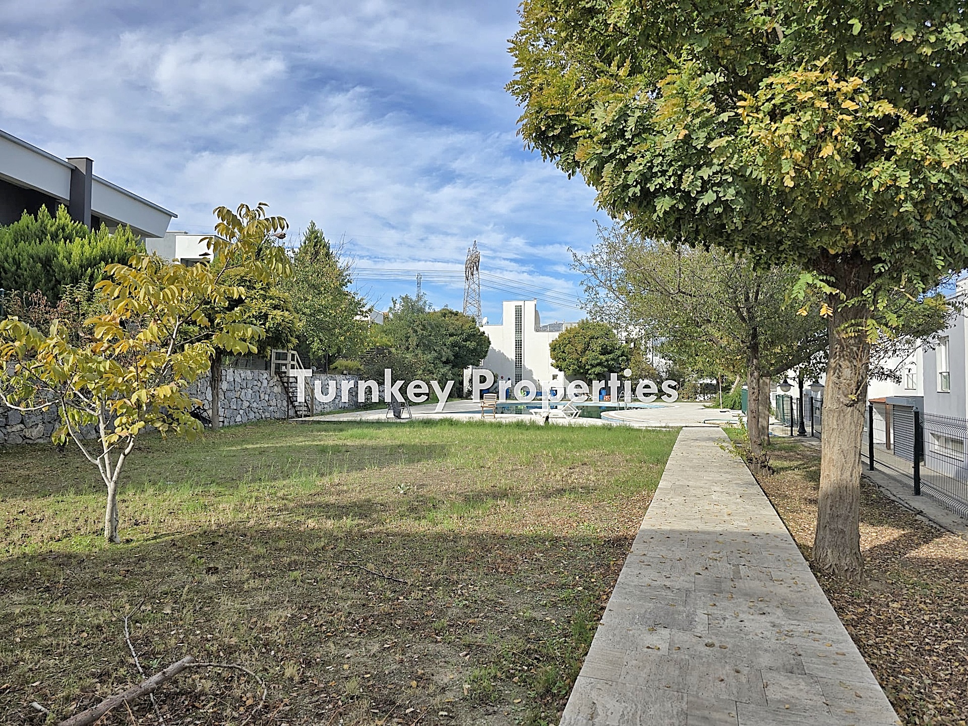 Menteş Satılık Villa Site İçinde Doğa Manzaralı Geniş Bahçeli