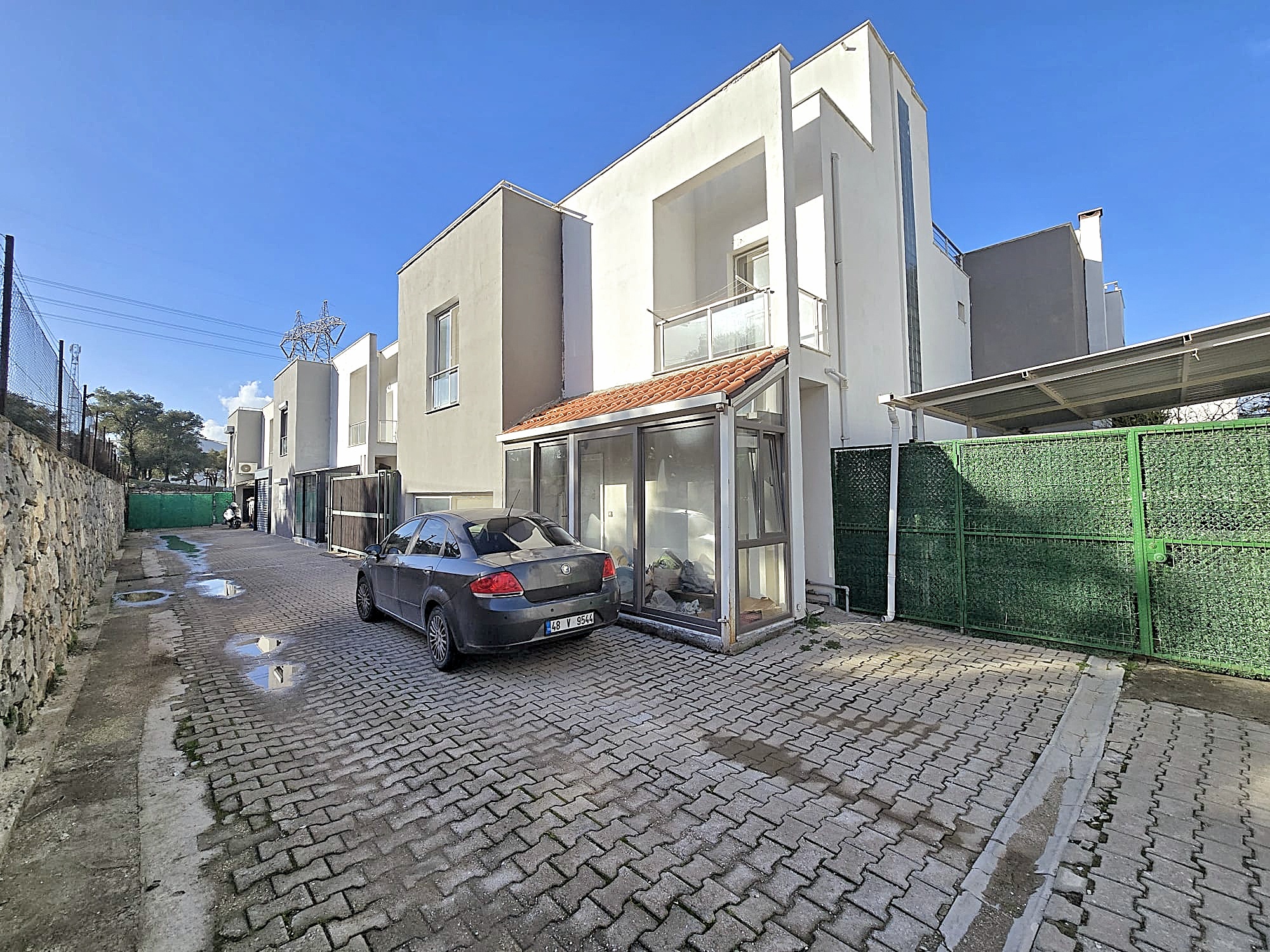 Menteş Satılık Villa Site İçinde Doğa Manzaralı Geniş Bahçeli