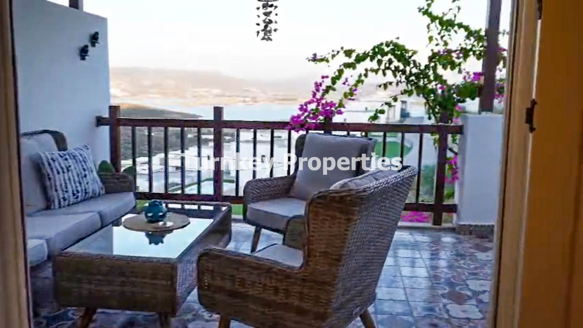 Boğaziçi Satılık Daire Göl Manzaralı Büyük Balkonlu 2+1 Eşyalı Ev