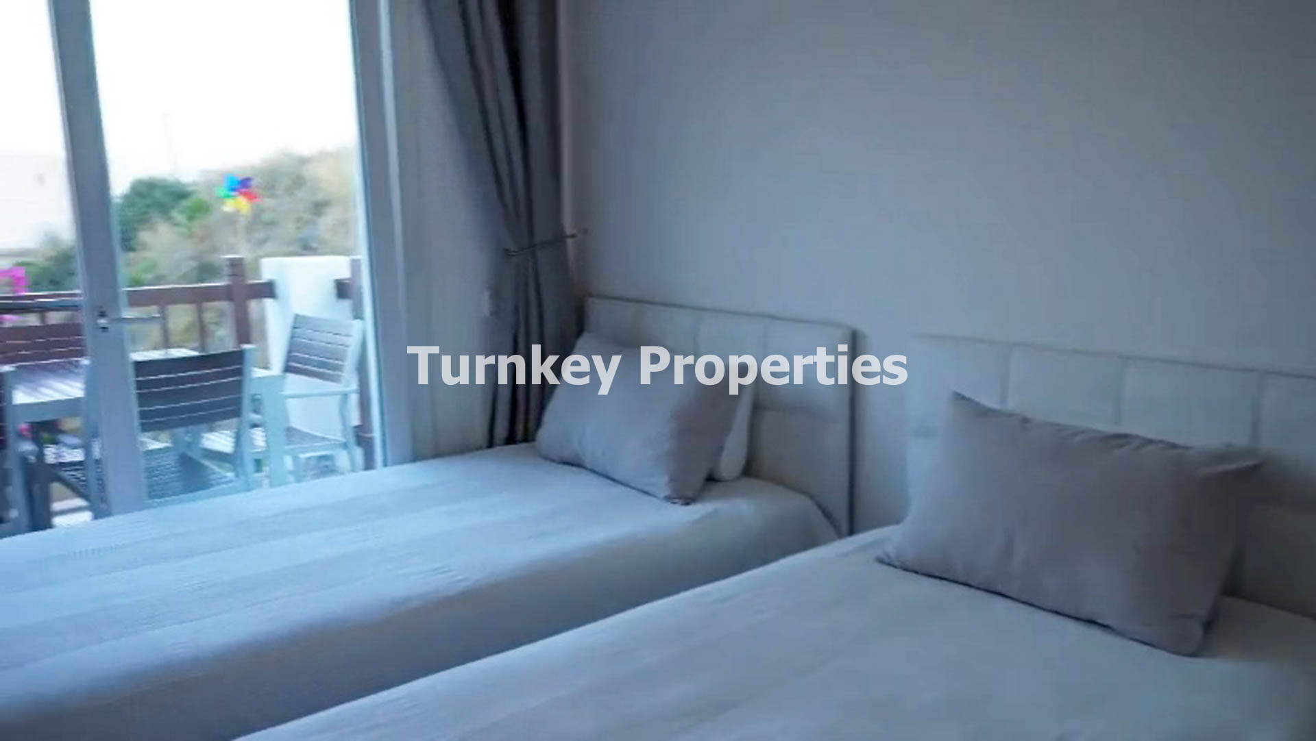 Boğaziçi Satılık Daire Göl Manzaralı Büyük Balkonlu 2+1 Eşyalı Ev