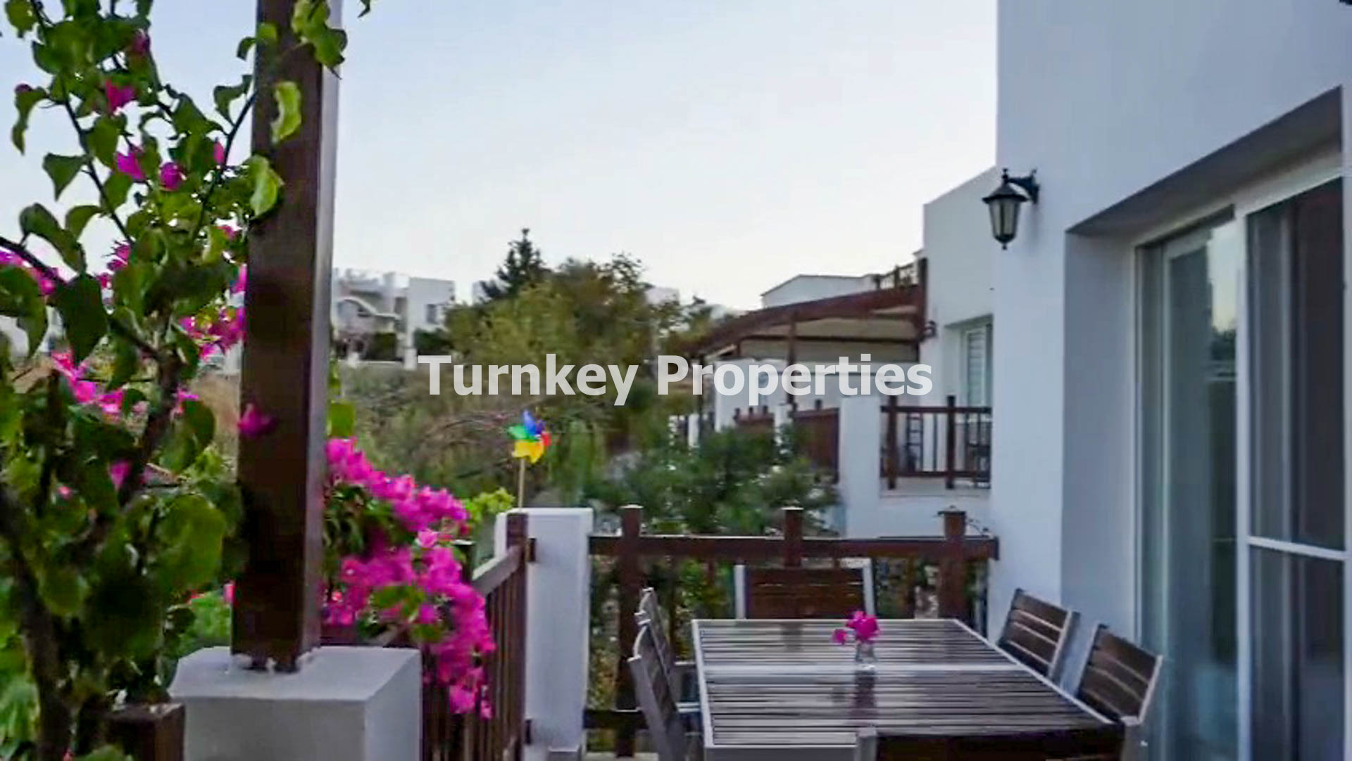 Boğaziçi Satılık Daire Göl Manzaralı Büyük Balkonlu 2+1 Eşyalı Ev