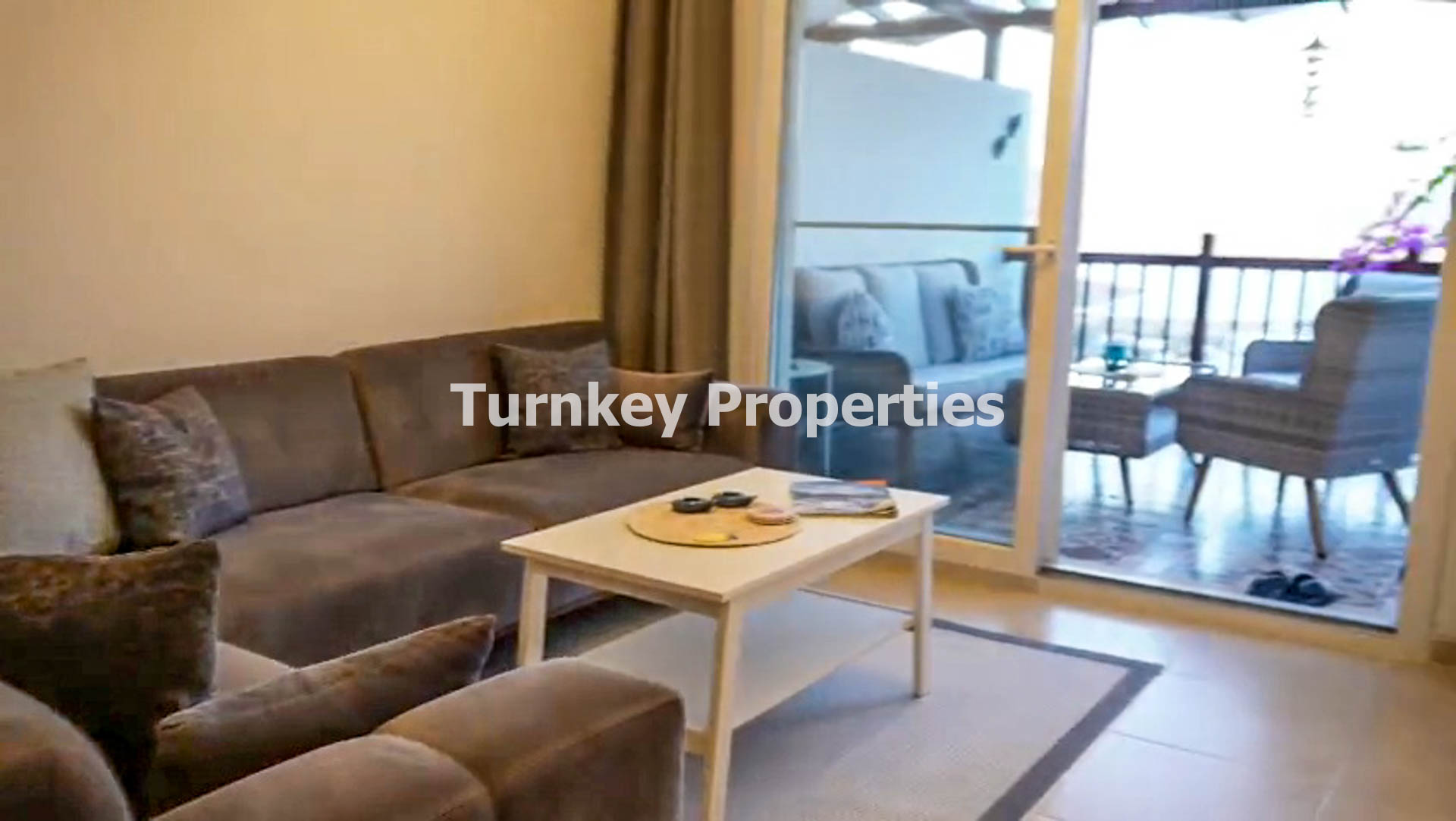 Boğaziçi Satılık Daire Göl Manzaralı Büyük Balkonlu 2+1 Eşyalı Ev