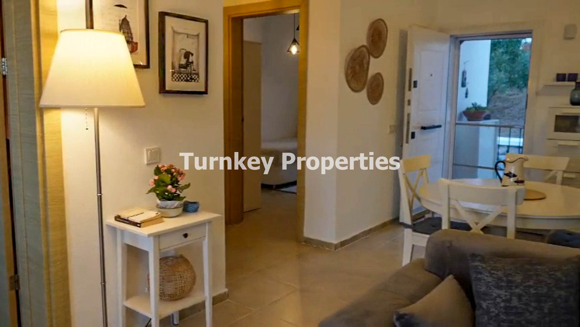 Boğaziçi Satılık Daire Göl Manzaralı Büyük Balkonlu 2+1 Eşyalı Ev