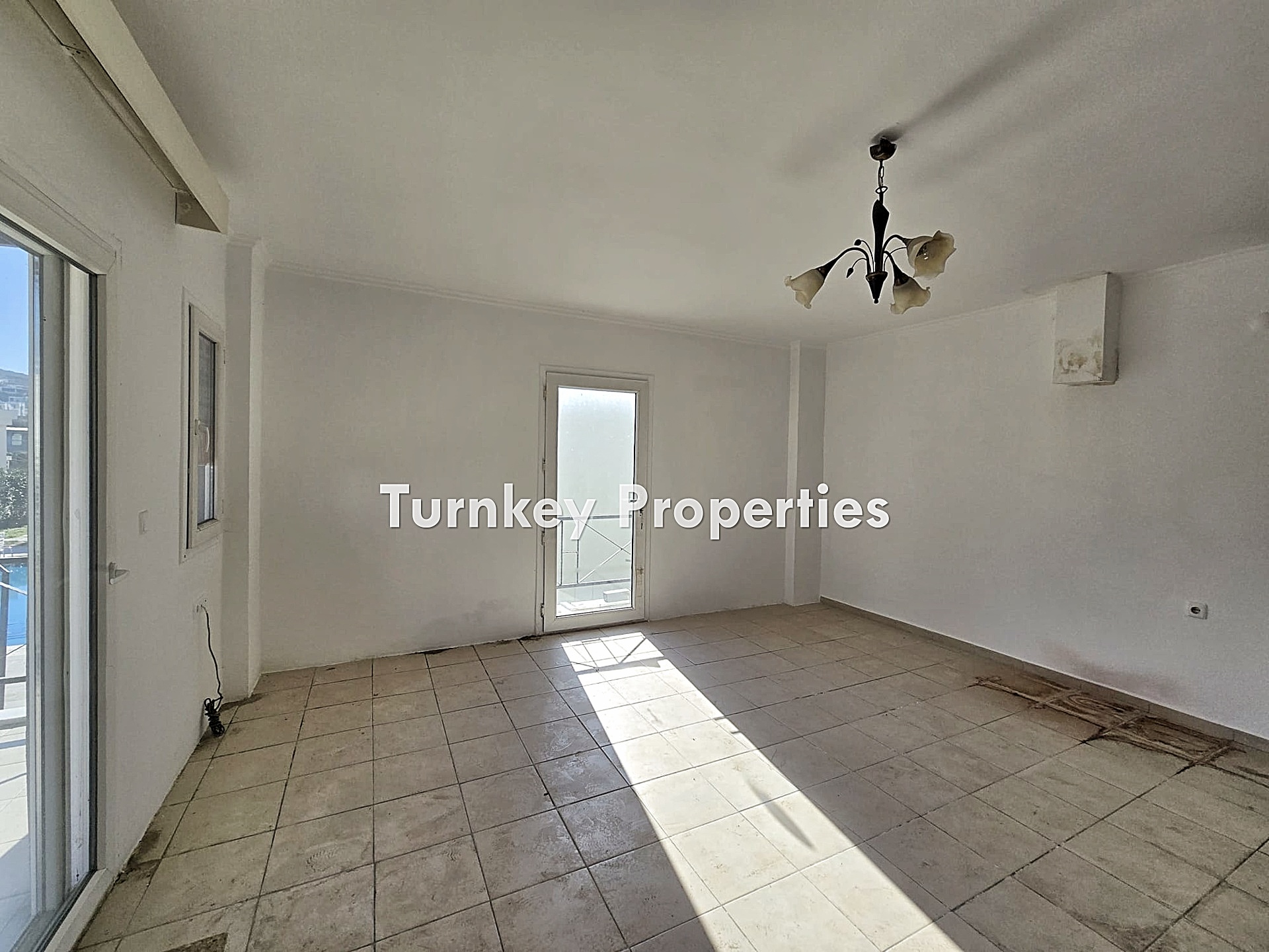 Milas Meşelik Satılık Daire Havuz Manzaralı Site İçinde Üst Kat