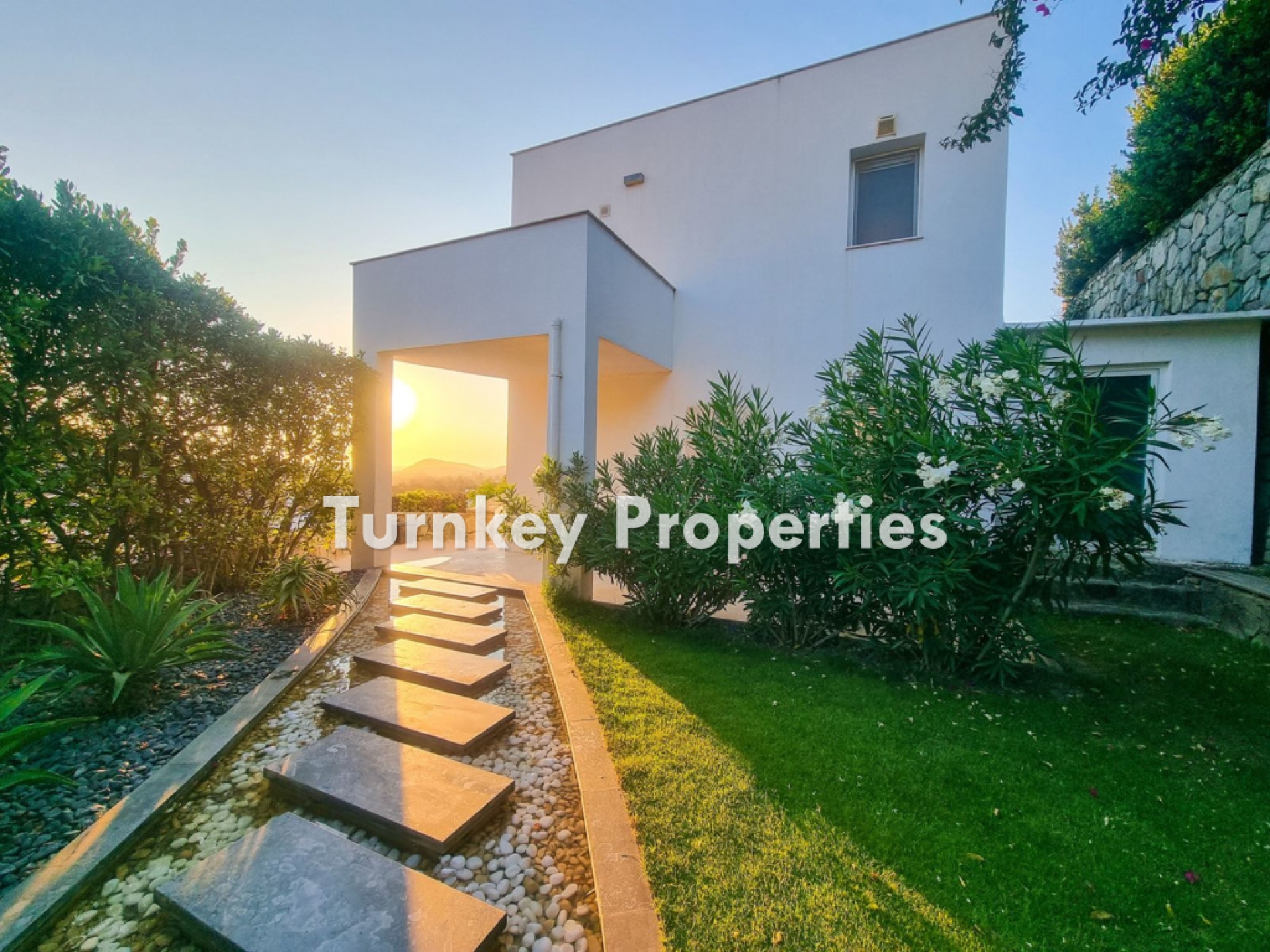 Gümüşlük’te Satılık 3 Yatak Odalı Villa Özel Tasarım Geniş Teraslı