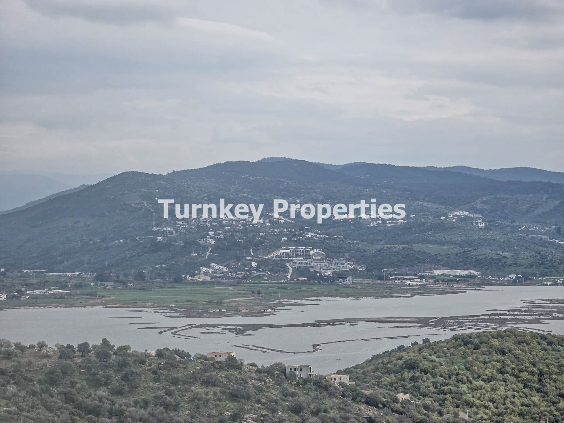 Milas Boğaziçi'nde Site İçinde Kiralık Eşyalı Villa Aylık Ödeme