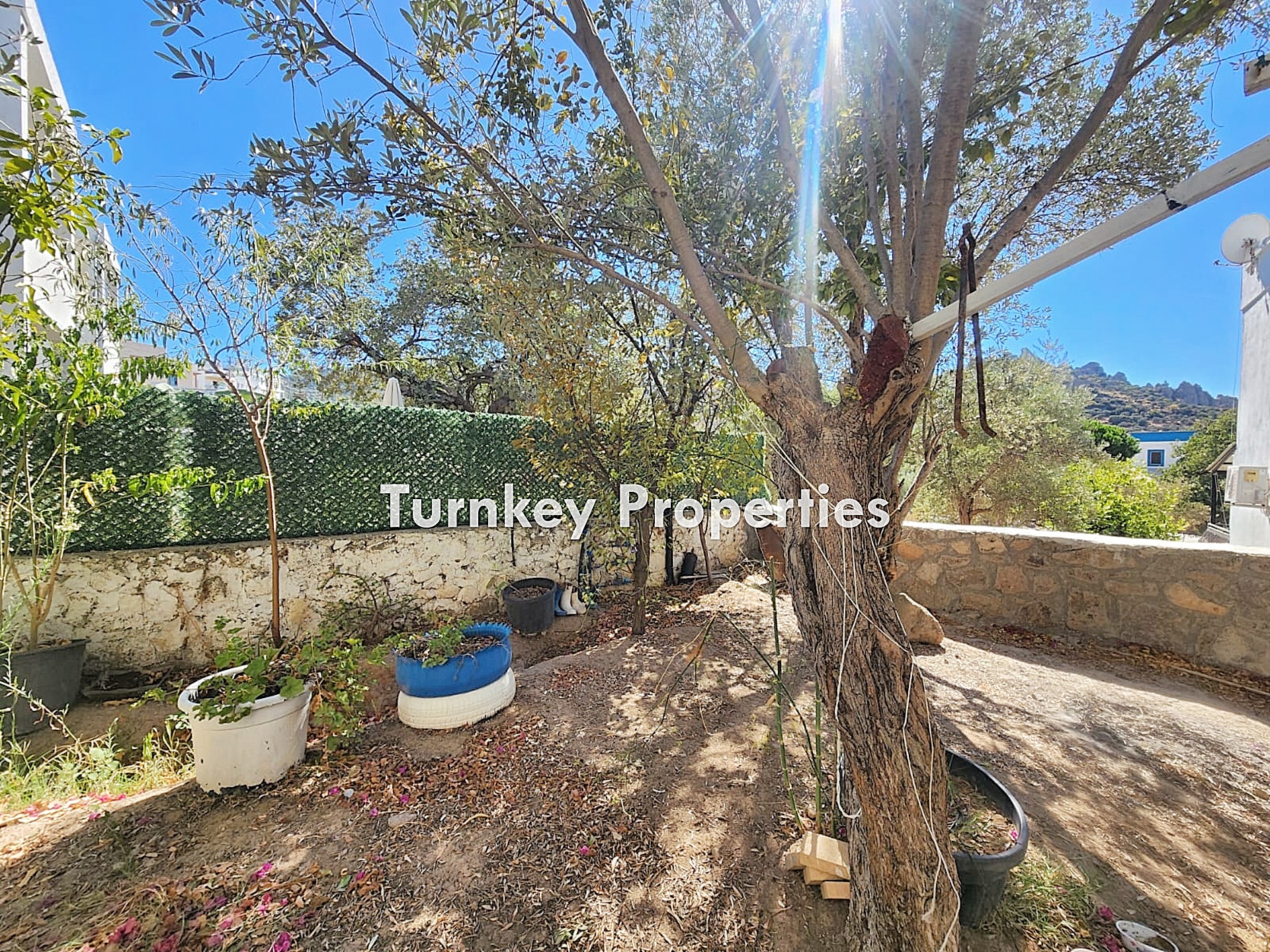 Bodrum Gündoğan Satılık Ev Köyiçi Merkezi Konum Bahçeli Zemin Kat