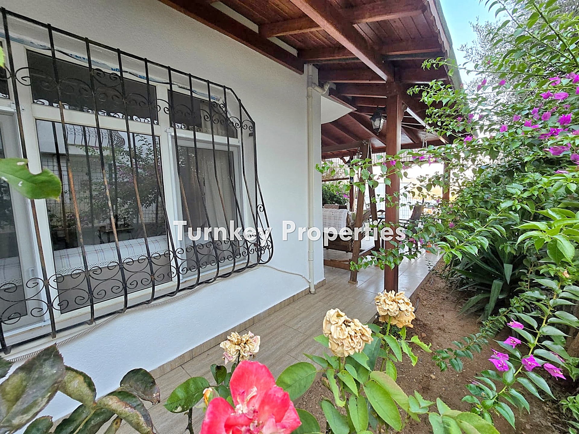 Boğaziçi Satılık Müstakil Ev Ortak Plajlı Site İçinde Havuz Teras