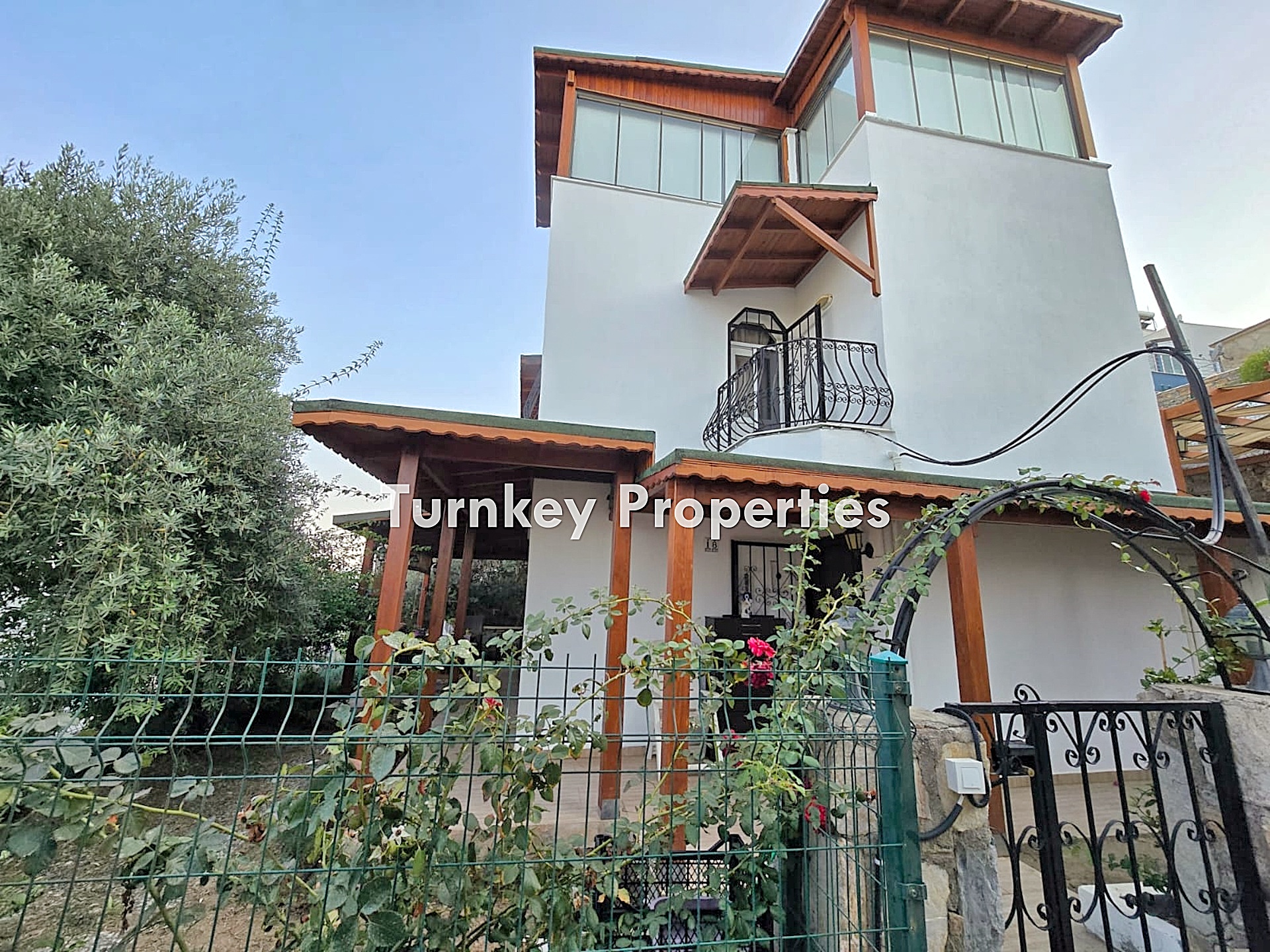 Boğaziçi Satılık Müstakil Ev Ortak Plajlı Site İçinde Havuz Teras