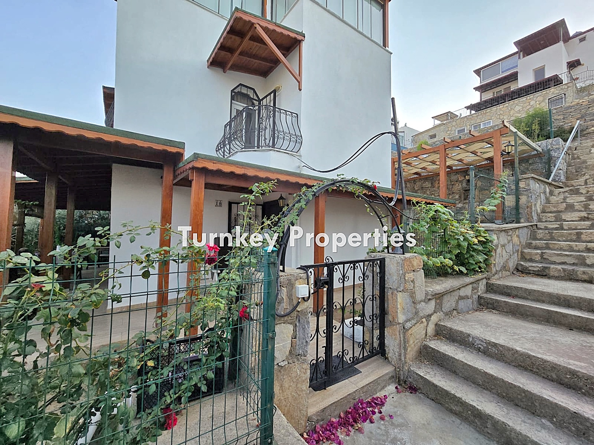 Boğaziçi Satılık Müstakil Ev Ortak Plajlı Site İçinde Havuz Teras