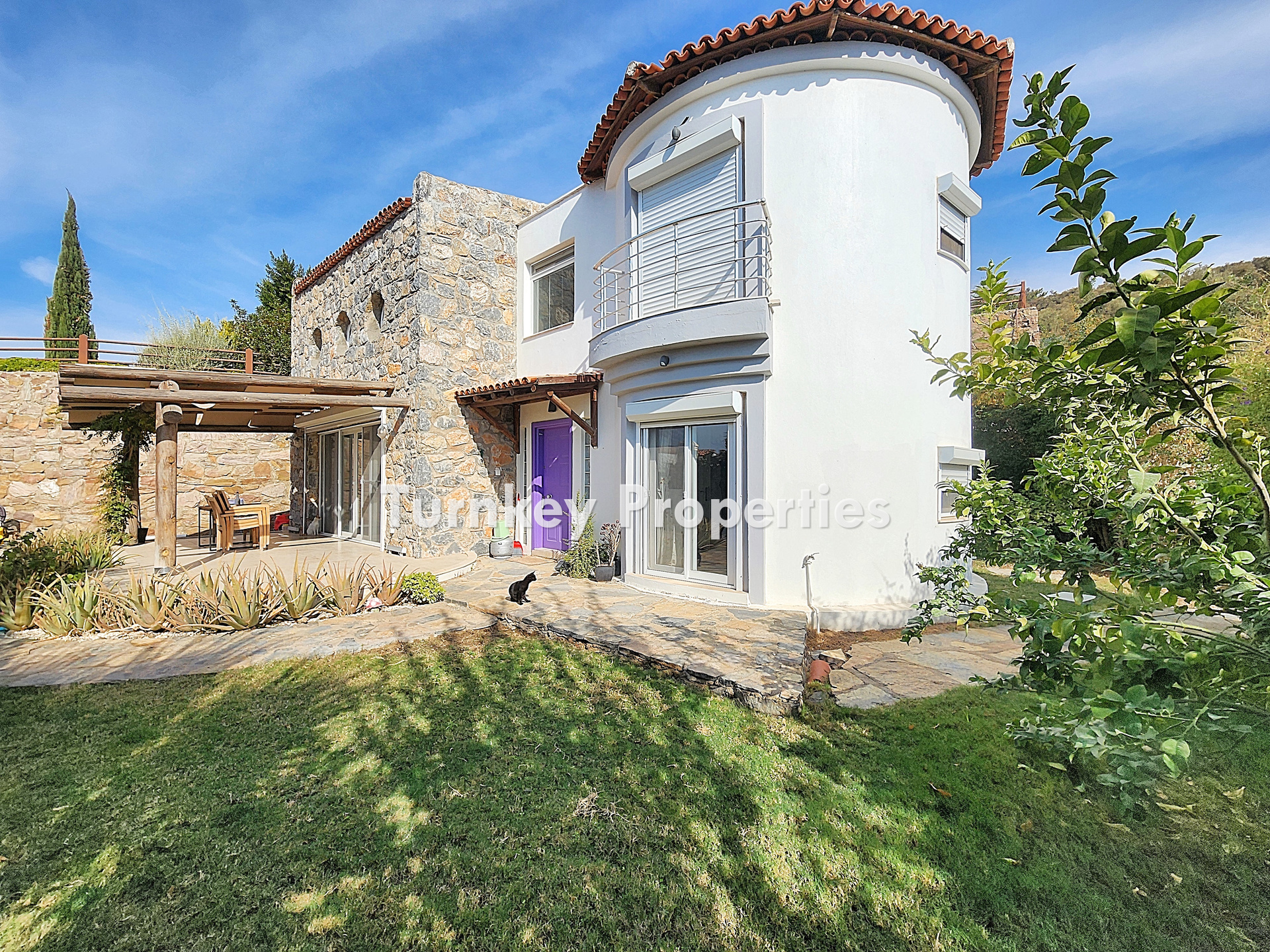 Milas Dörttepe Kiralık Müstakil Ev Göl Manzaralı Bahçeli Villa