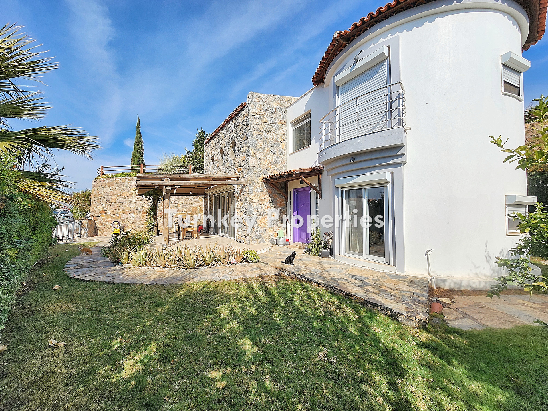 Milas Dörttepe Kiralık Müstakil Ev Göl Manzaralı Bahçeli Villa