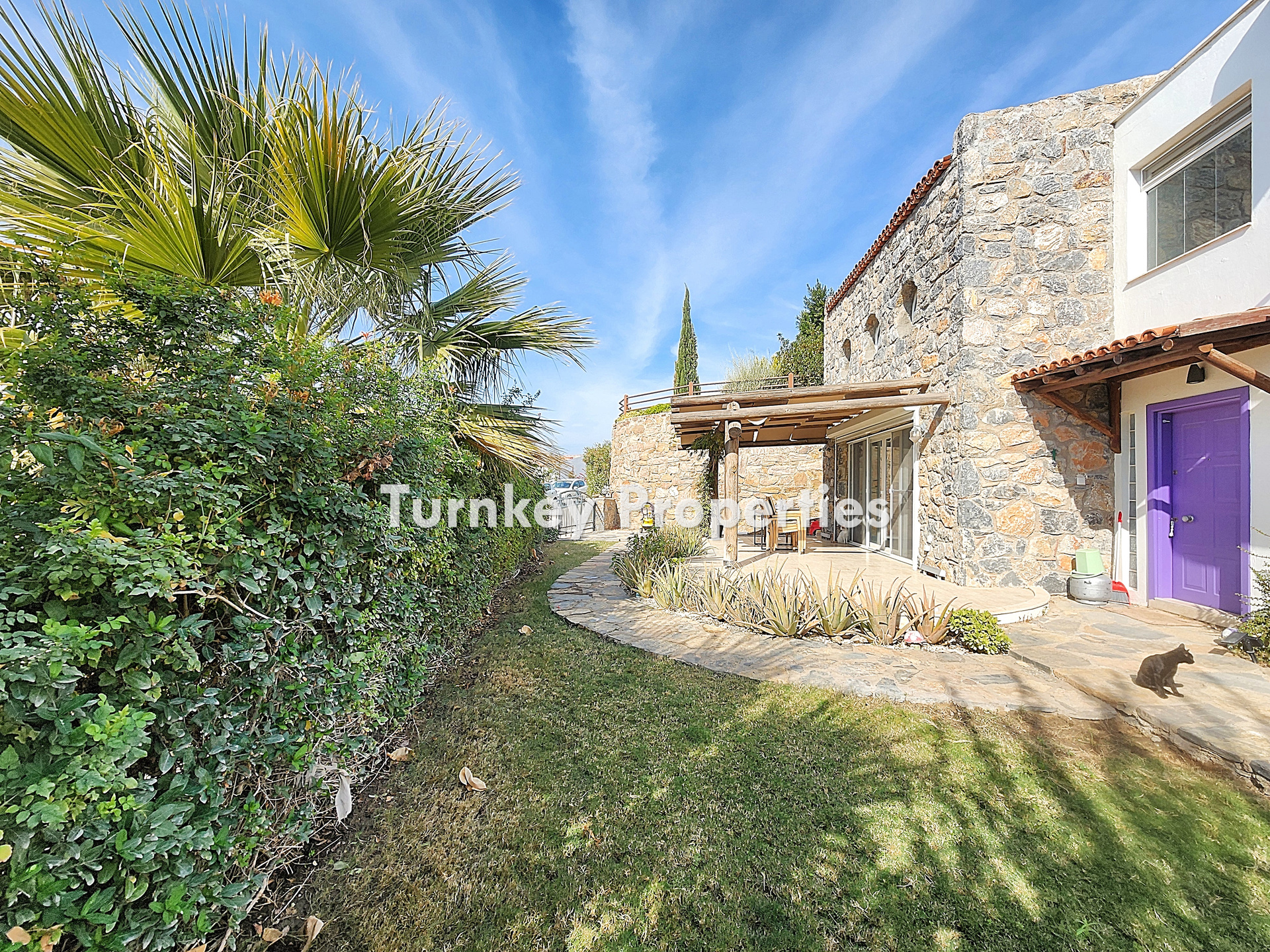 Milas Dörttepe Kiralık Müstakil Ev Göl Manzaralı Bahçeli Villa
