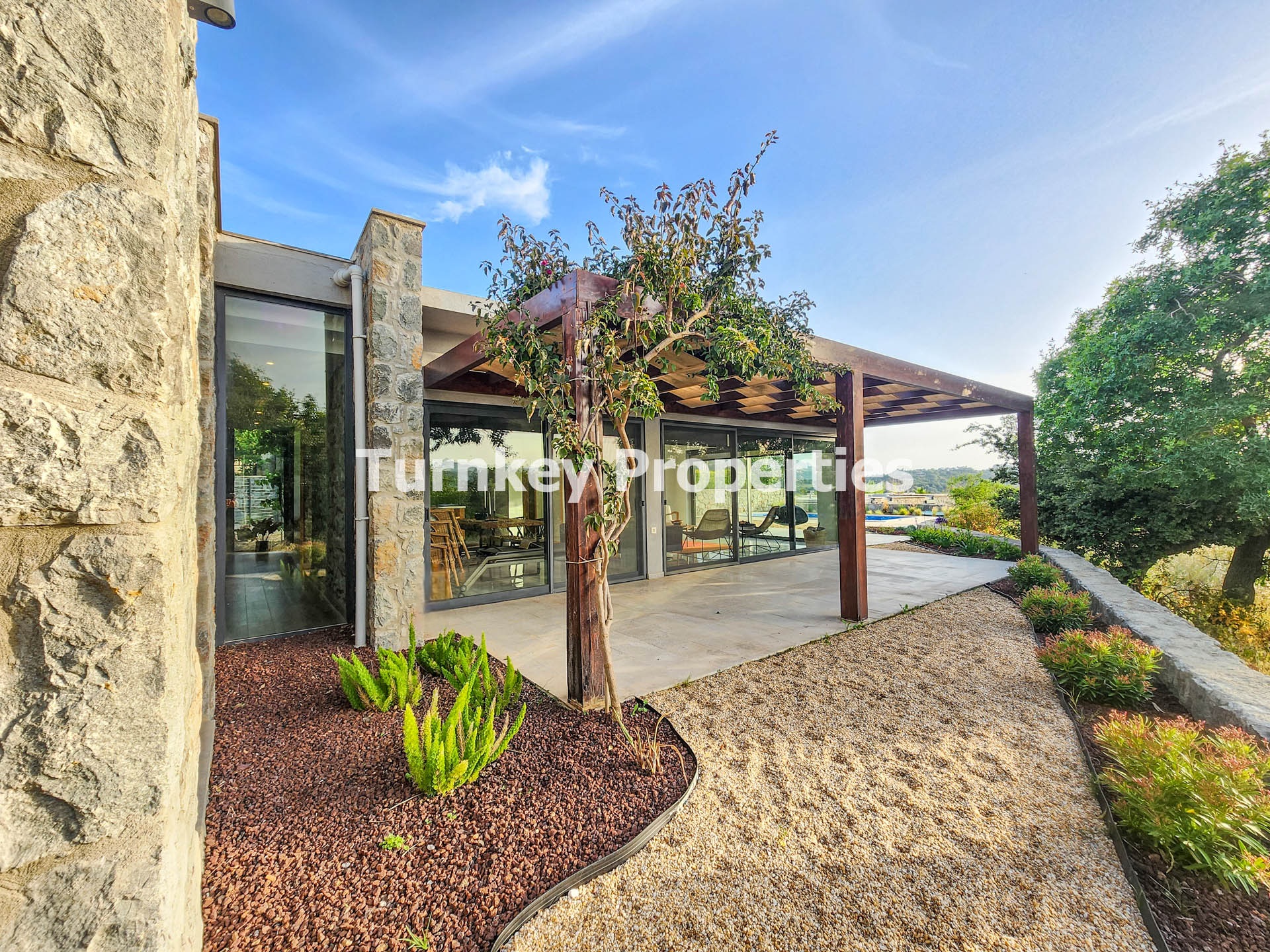 Bodrum Satılık Villa Tek Katlı Taş Mimarili Geniş Bahçe Bungalov