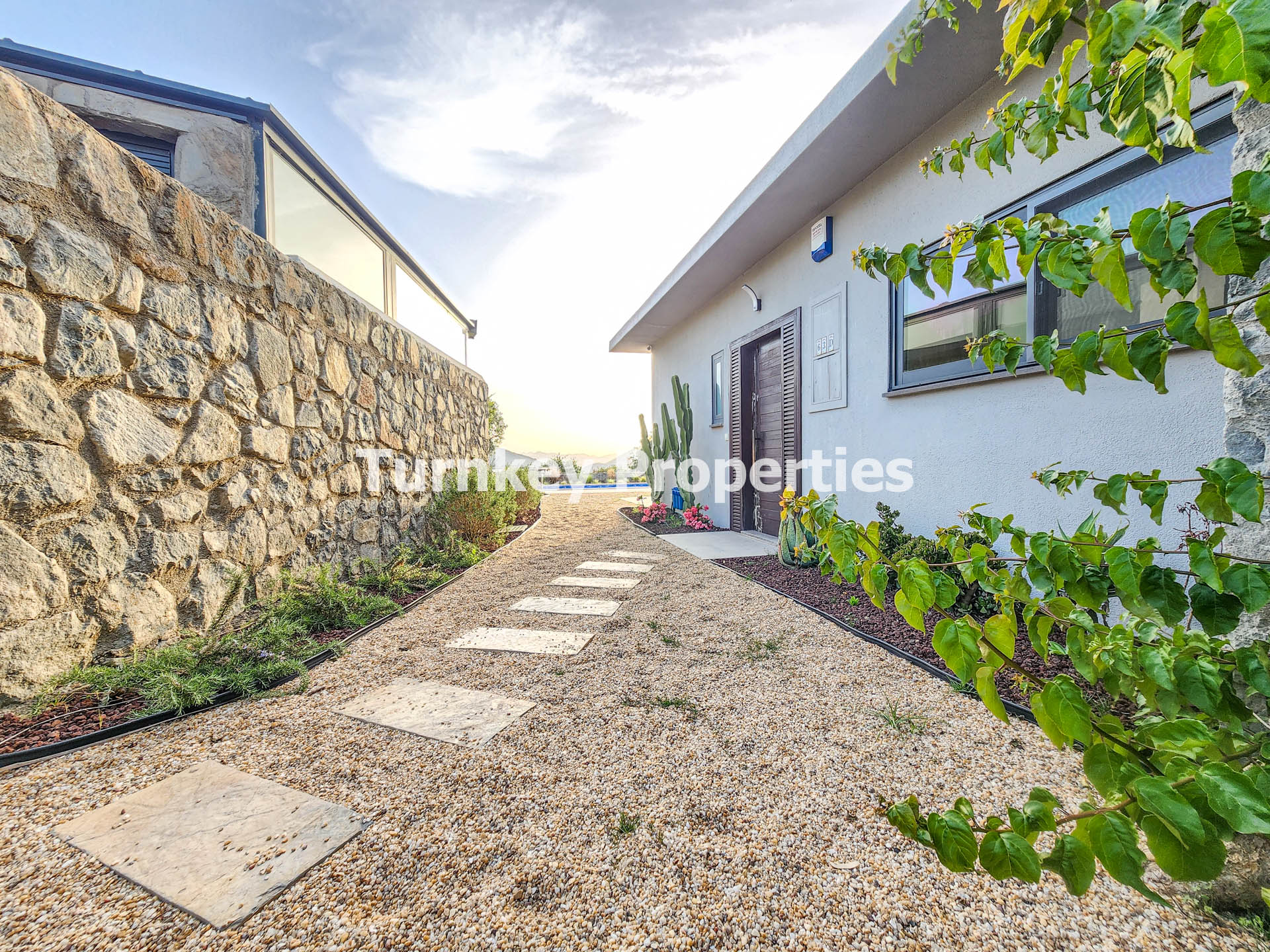 Bodrum Satılık Villa Tek Katlı Taş Mimarili Geniş Bahçe Bungalov